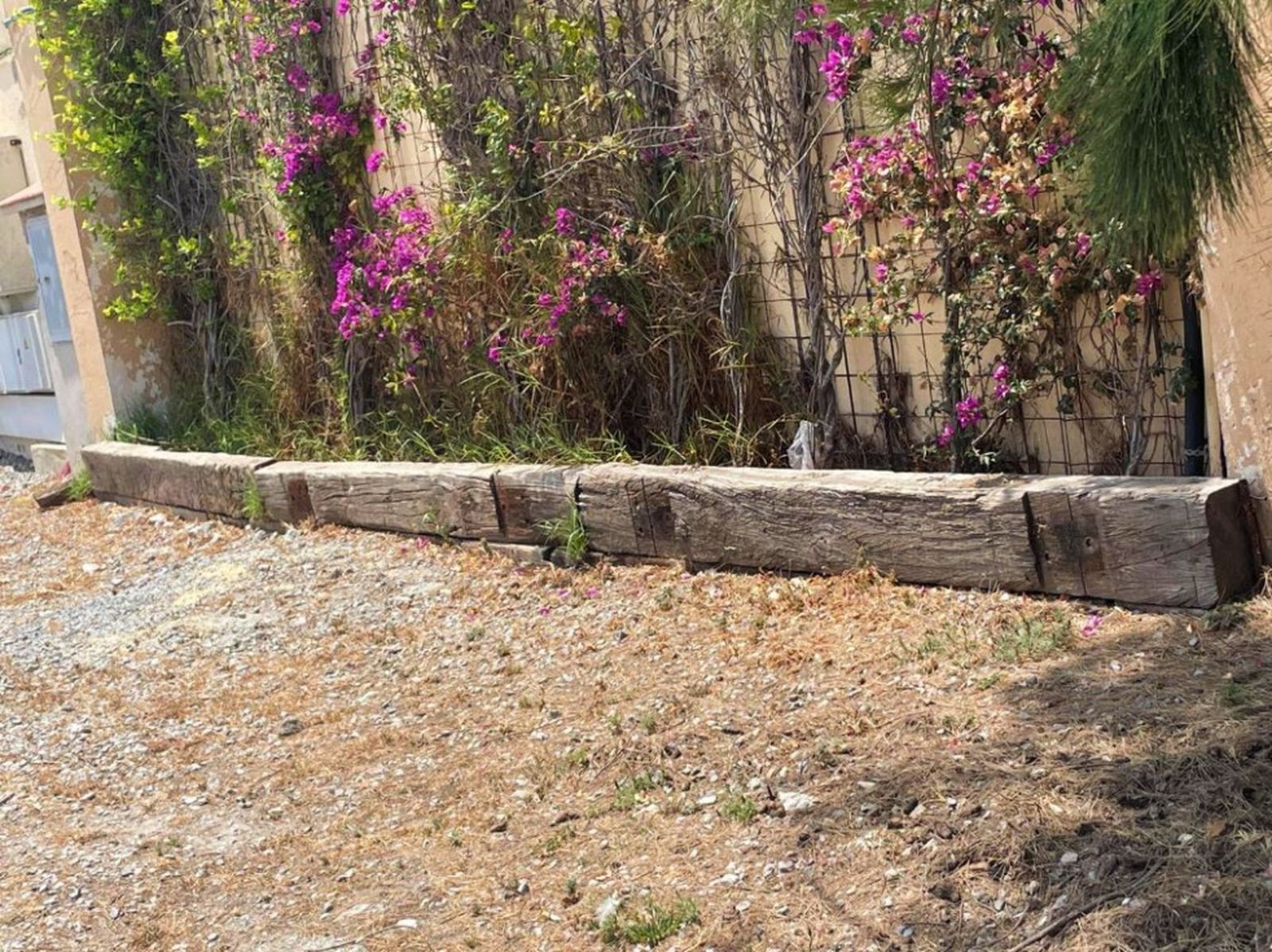 Listones de madera en la antigua salida del tren / Reduan