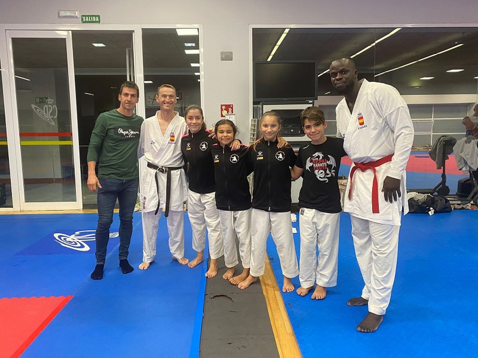 Los karatecas ceutíes, junto a los internacionales Babacar Seck y Óscar Vázquez, además de su entrenador, Cristóbal Mateo. / CEDIDA