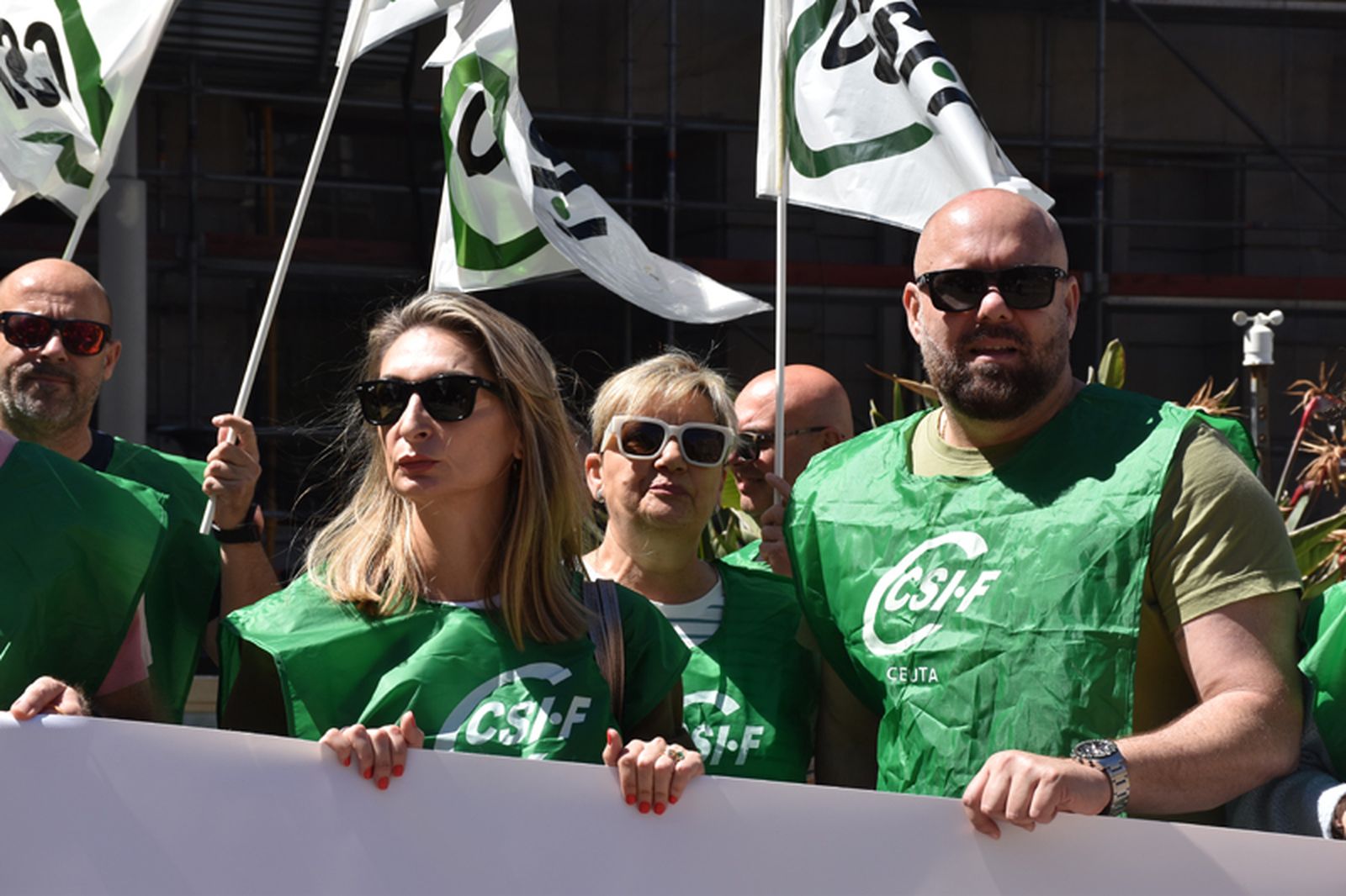 Los delegados de CSIF Alejandro Artero y Penélope Bernardini durante la concentración de este martes. / FOTO G.S.
