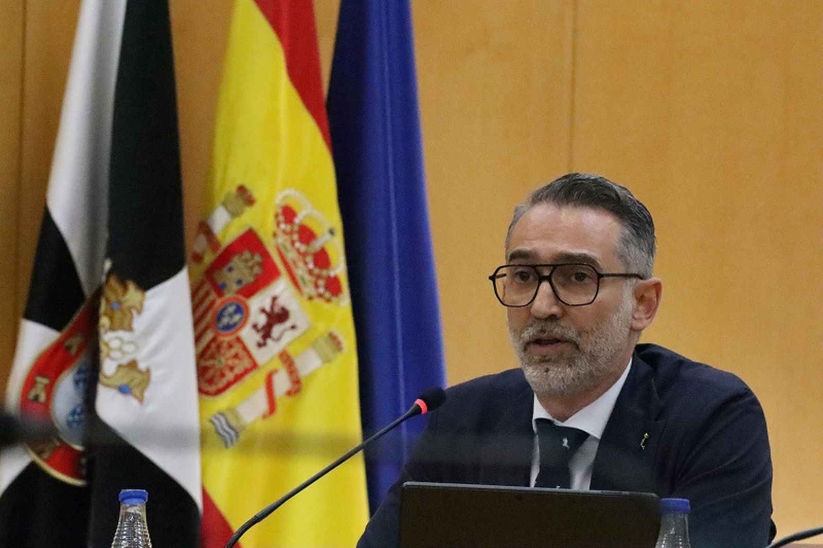 El portavoz del PSOE en la Asamblea de Ceuta, Sebastián Guerrero, durante el pleno de este lunes. / FOTO REDUAN