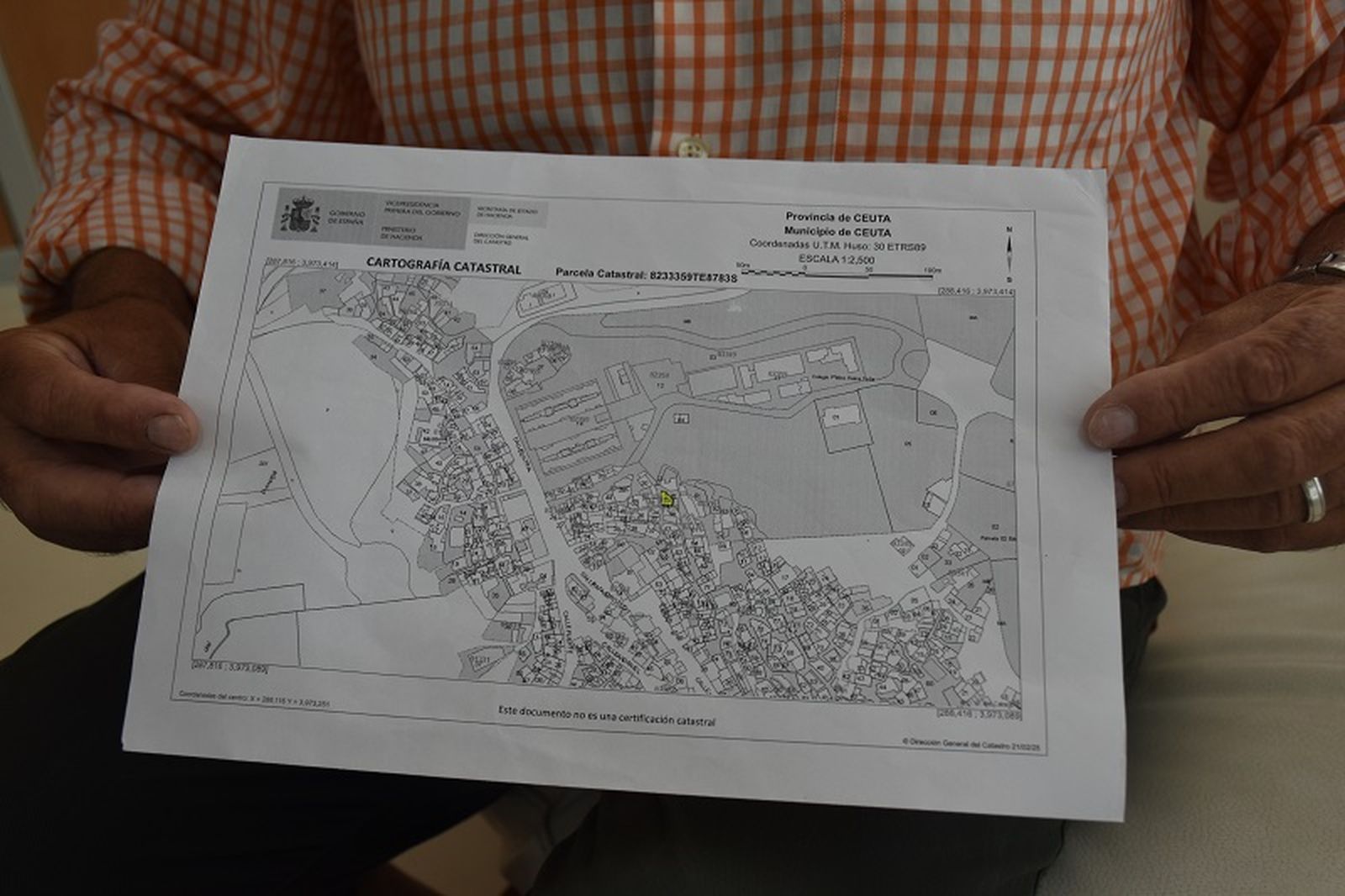 Francisco Toro muestra la cartografía de su zona. / FOTO G.S.