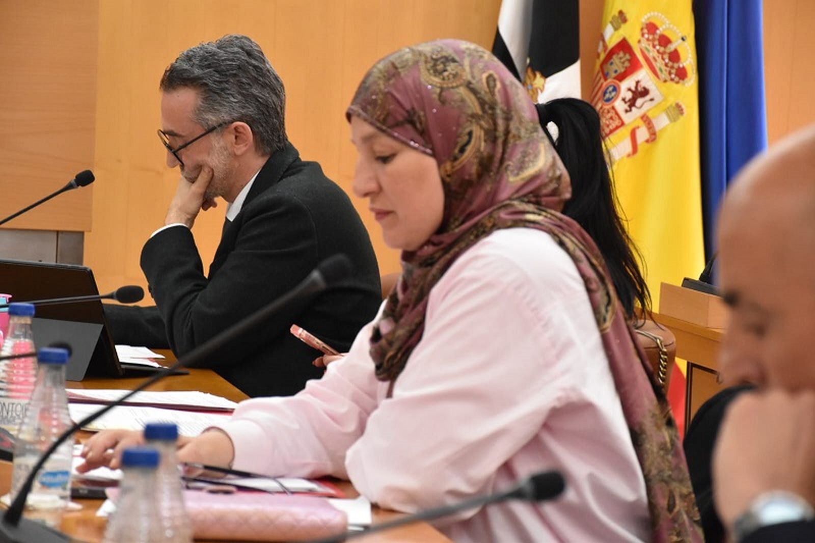 La ya ex diputada socialista Hikma Mohamed durante un pleno con el portavoz del PSOE, Sebastián Guerrero, de fondo. / FOTO REDUAN