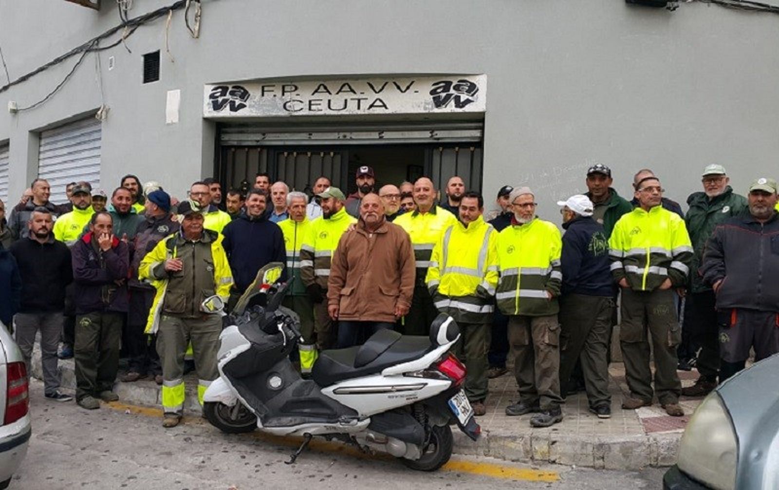 Trabajadores de Brigadas Verdes, ante las puertas de la sede de FPAV/FOTO EL PUEBLO