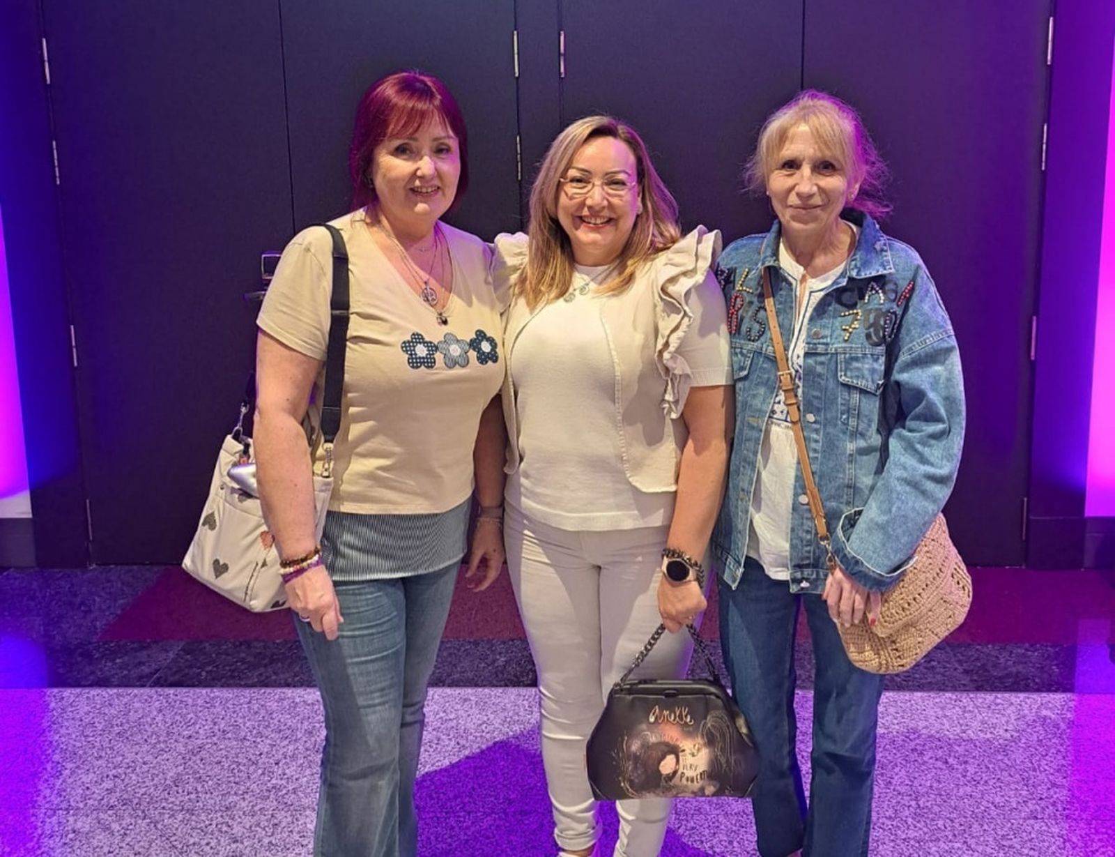 Yolanda Aparicio, en el centro, durante su participación en la Conferencia/FOTO CEDIDA