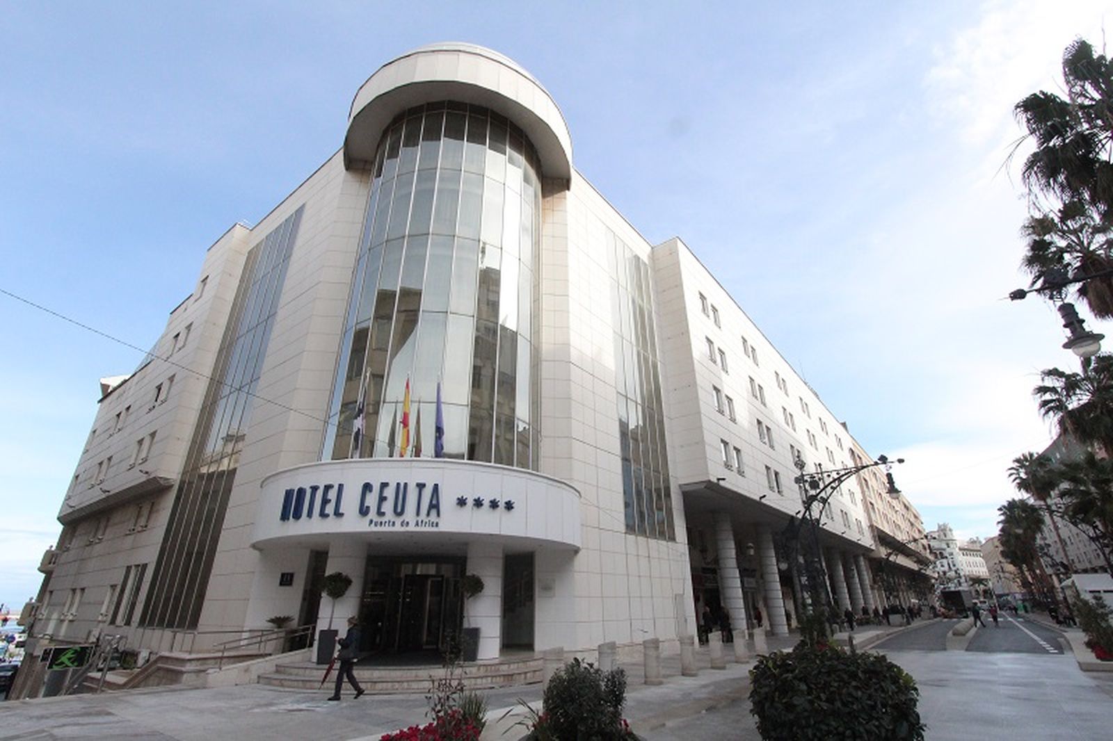 Fachada del Hotel Puerta de África. / FOTO REDUAN