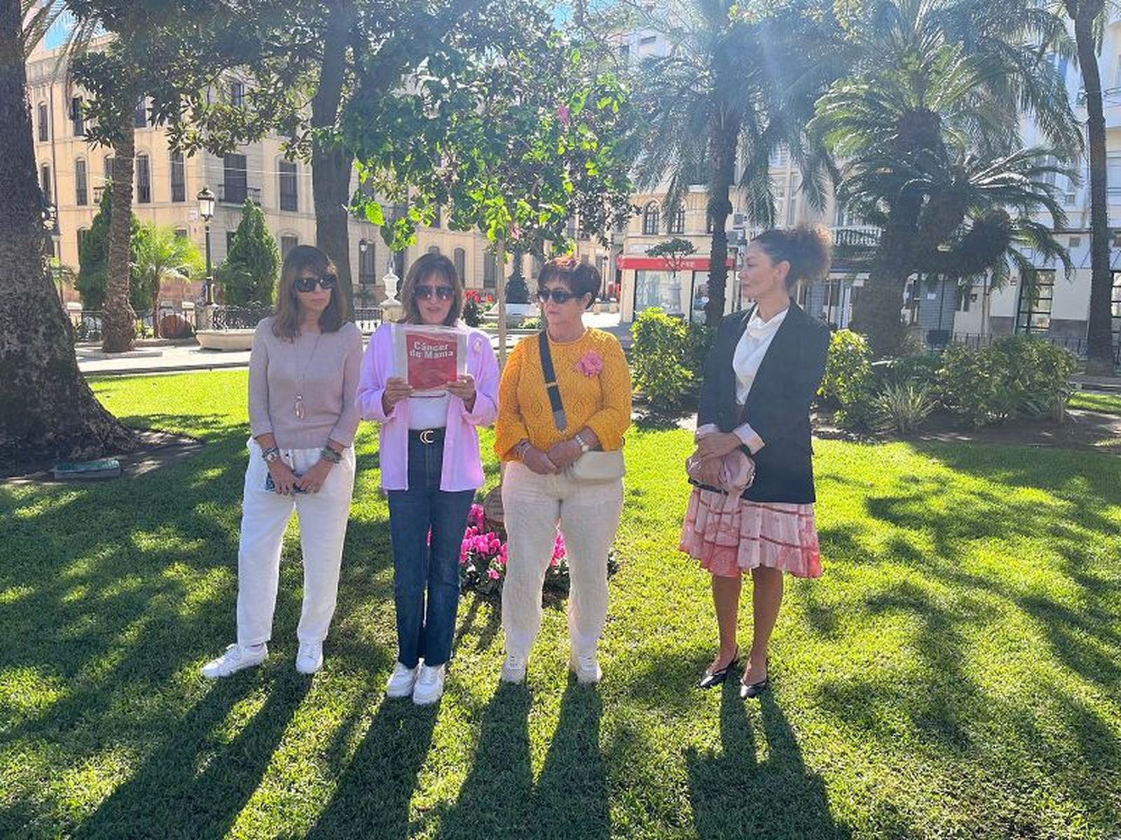 Lectura de manifiesto por el Día Mundial del Cáncer de Mama./ FOTO J.A.G.