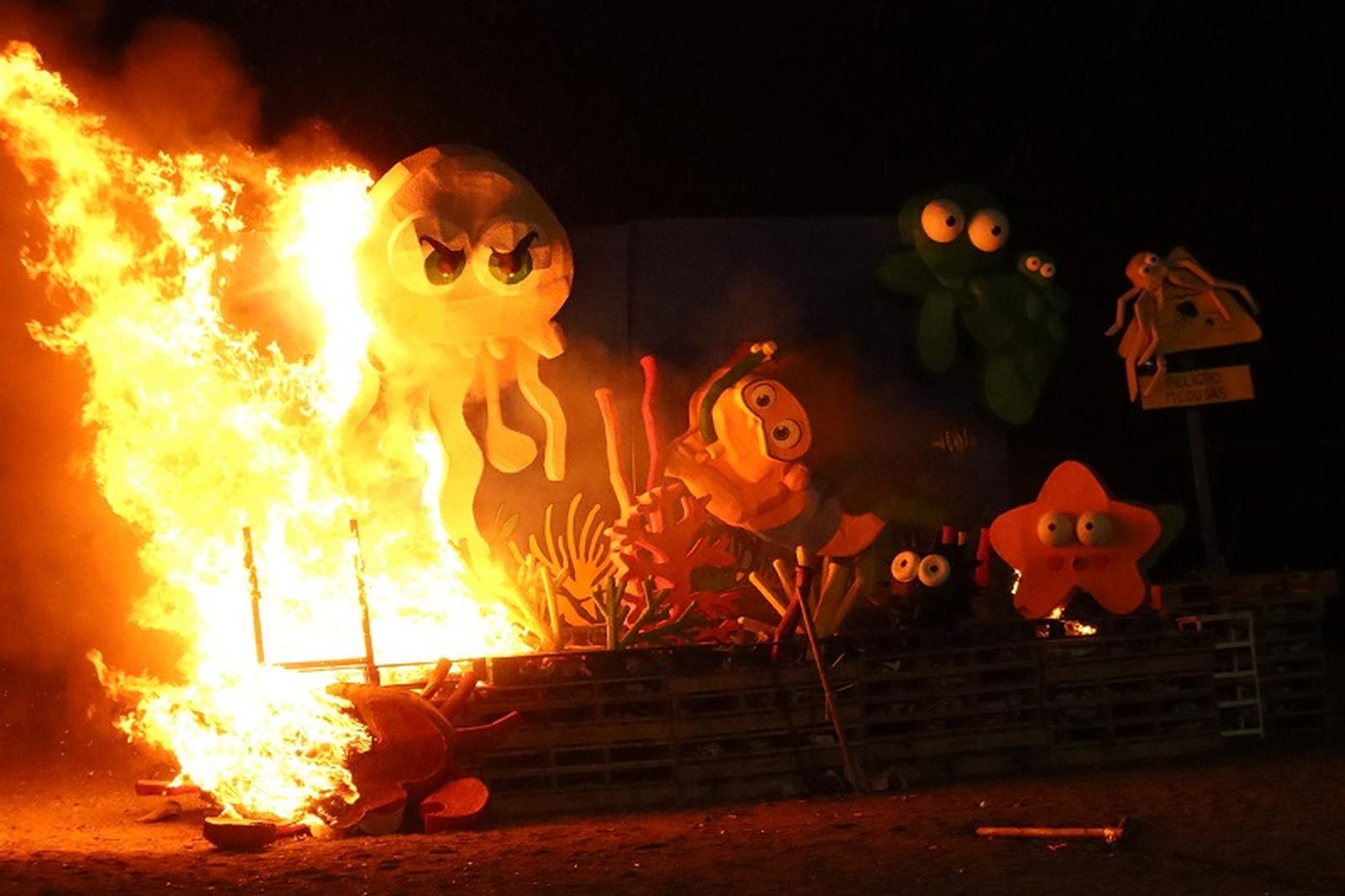 Los ceutíes piden “salud”, “amor” y “un trabajo digno” al fuego de la Noche de San Juan. / FOTO REDUAN