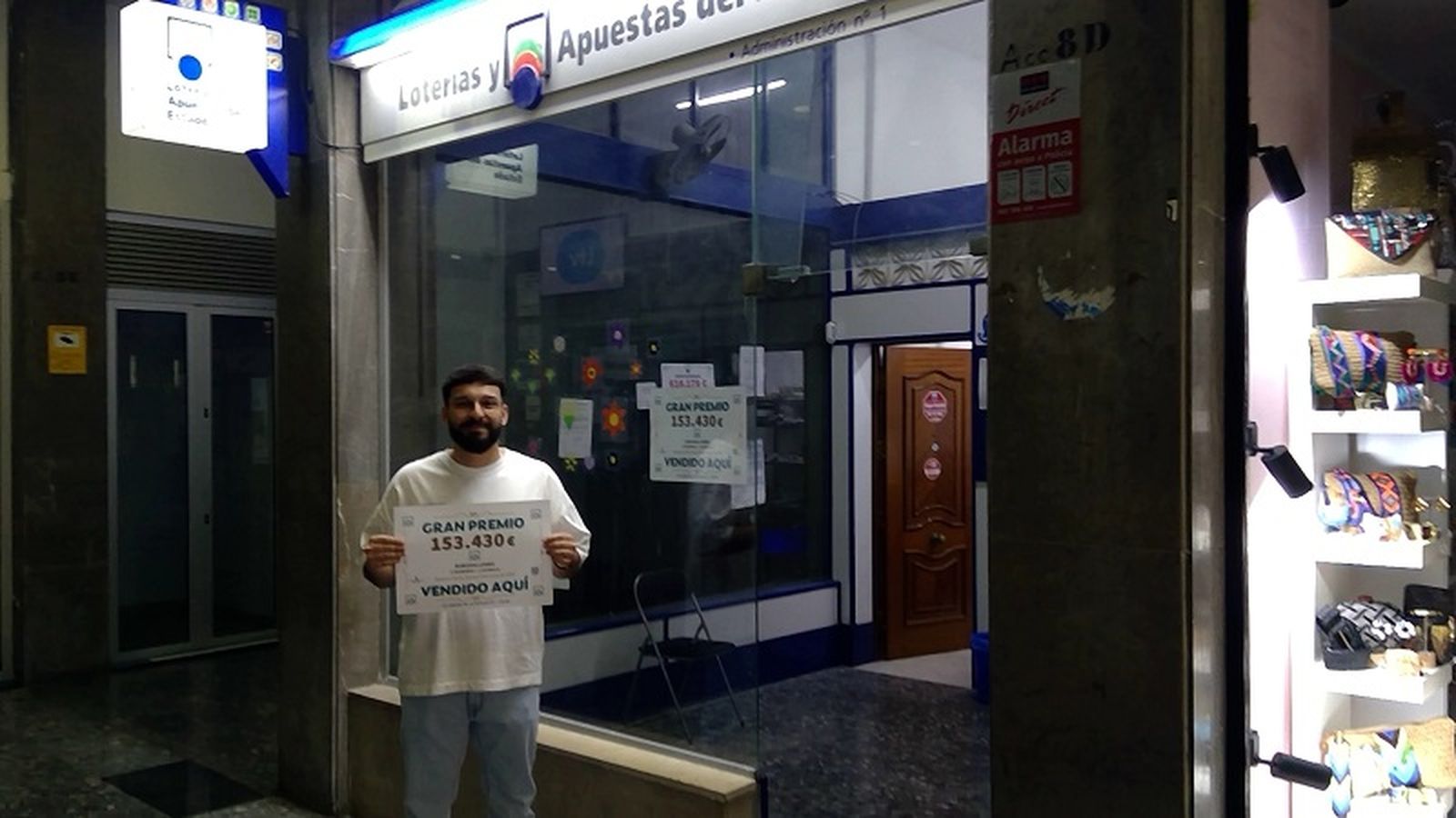 El propietario del estanco donde se repartió el premio. / FOTO CEDIDA