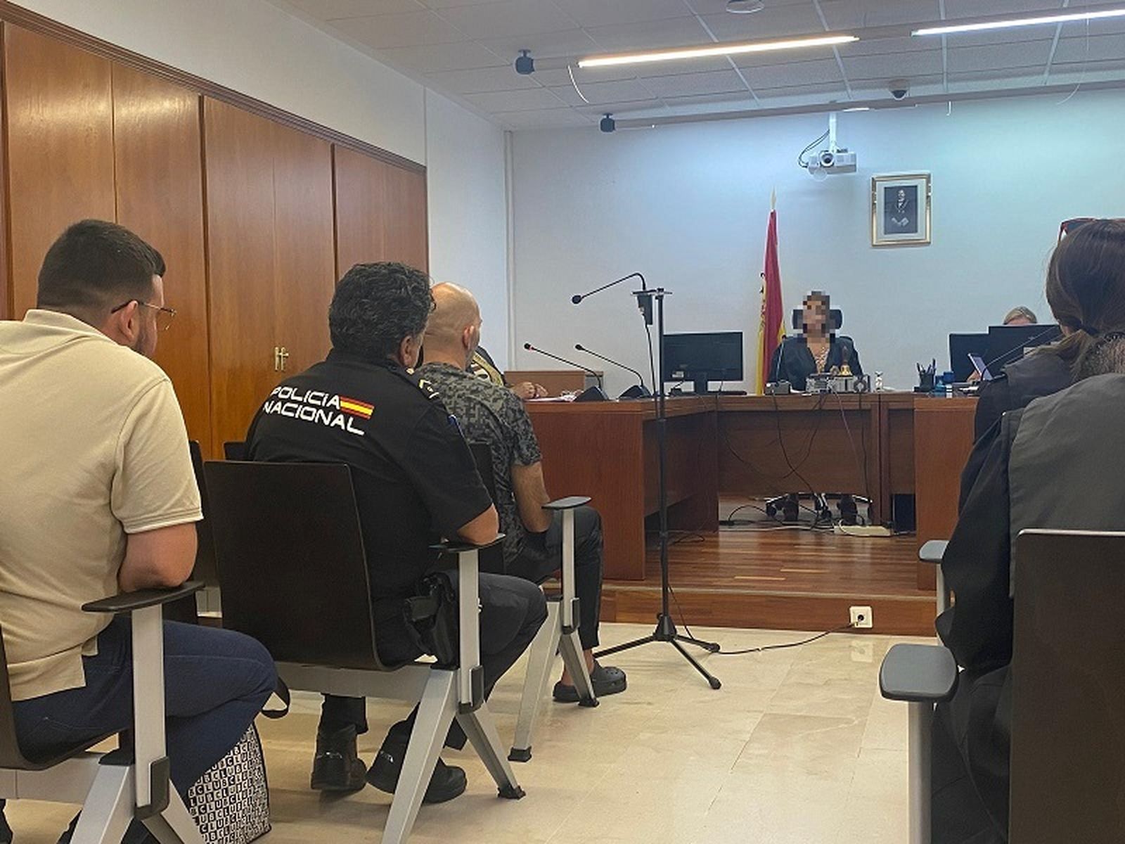 M.S. sentado en el banquillo frente al tribunal. / FOTO S.C.