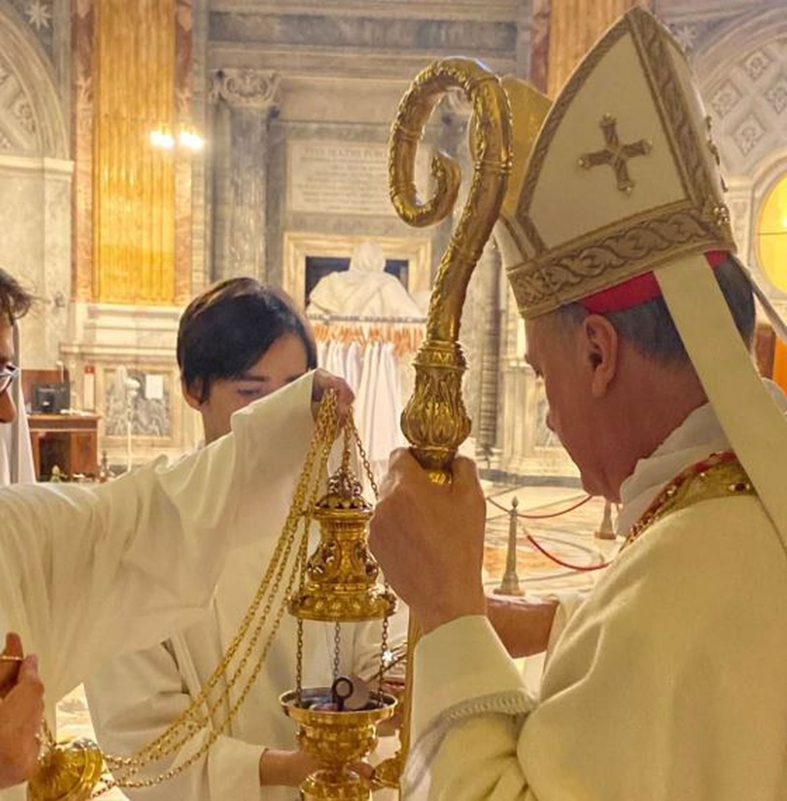 Mauro Gambetti, arciprestre del Vaticano, poniendo el incienso Stella Maris / Cedida