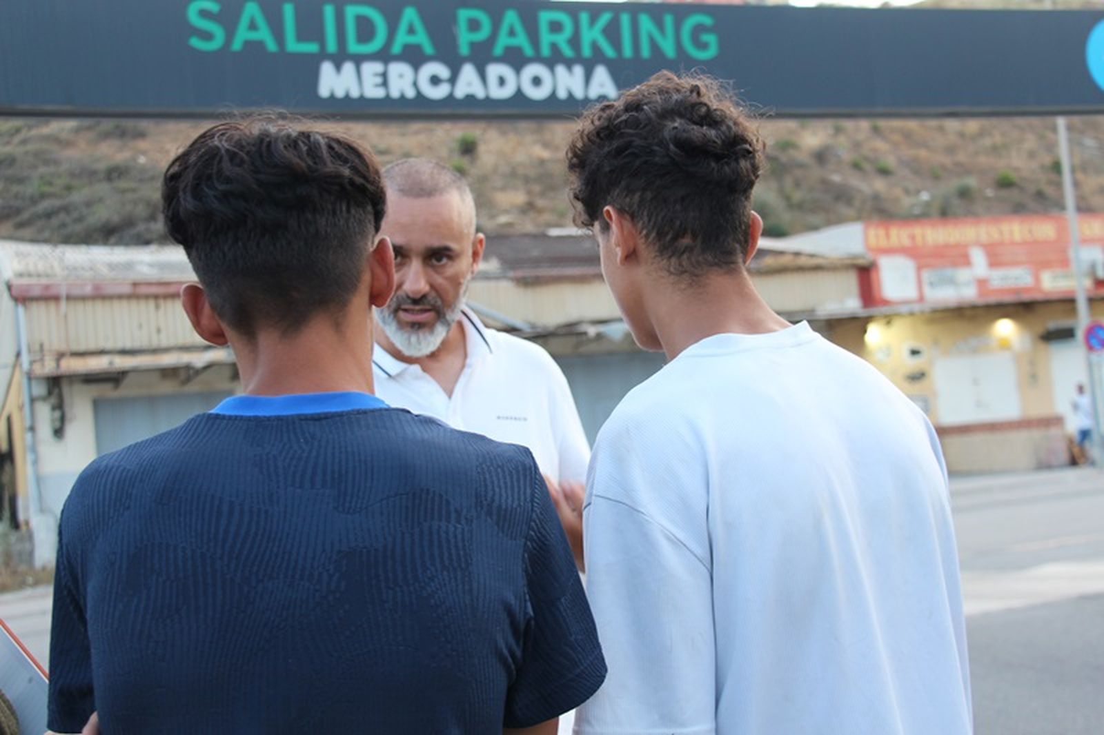 Menores migrantes conversando con el intérprete de Aministía Internacional. / FOTO CEDIDA