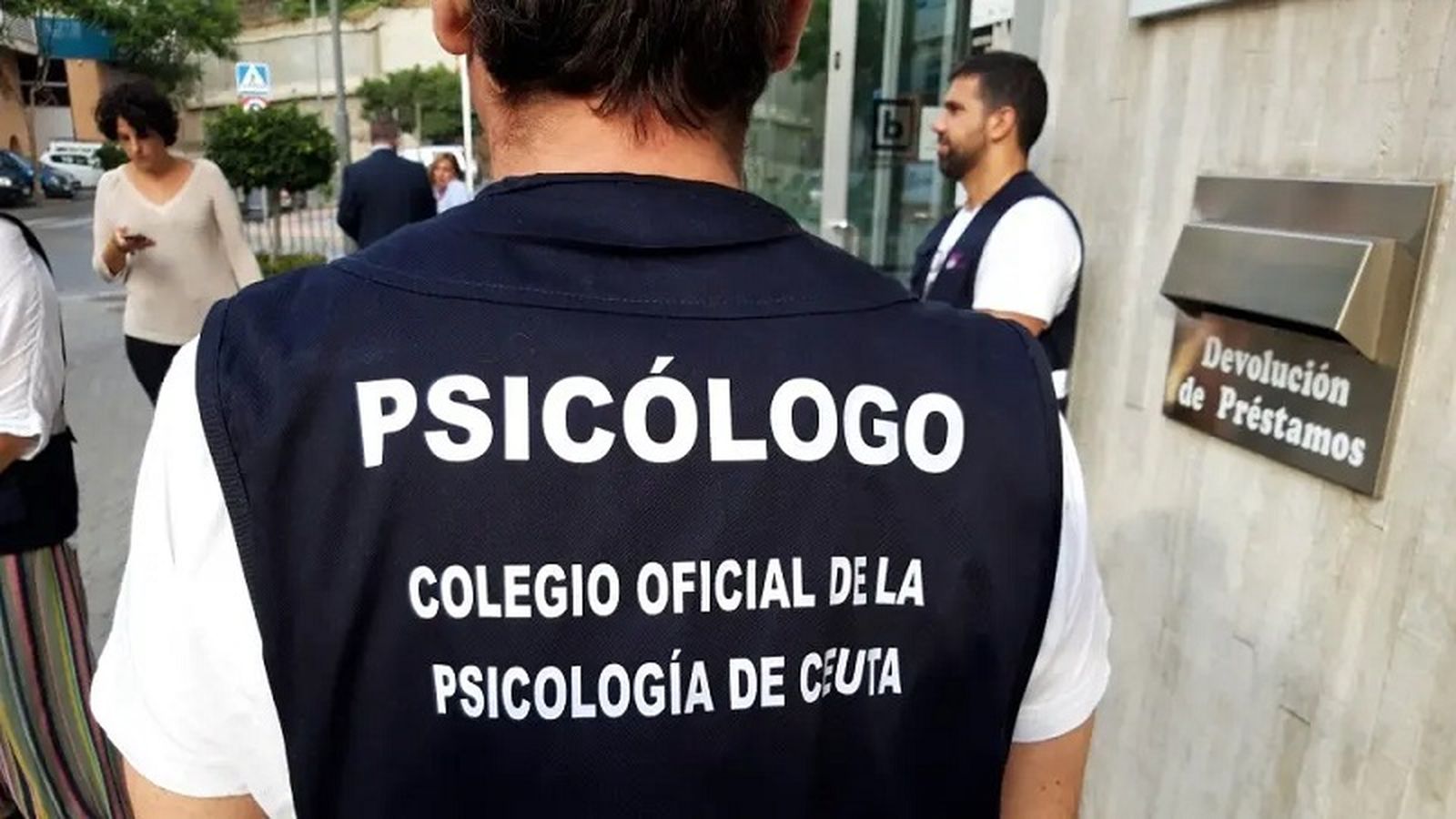 Psicólogos del Colegio Oficial de Ceuta frente a la Biblioteca Adolfo Suárez. / FOTO EL PUEBLO