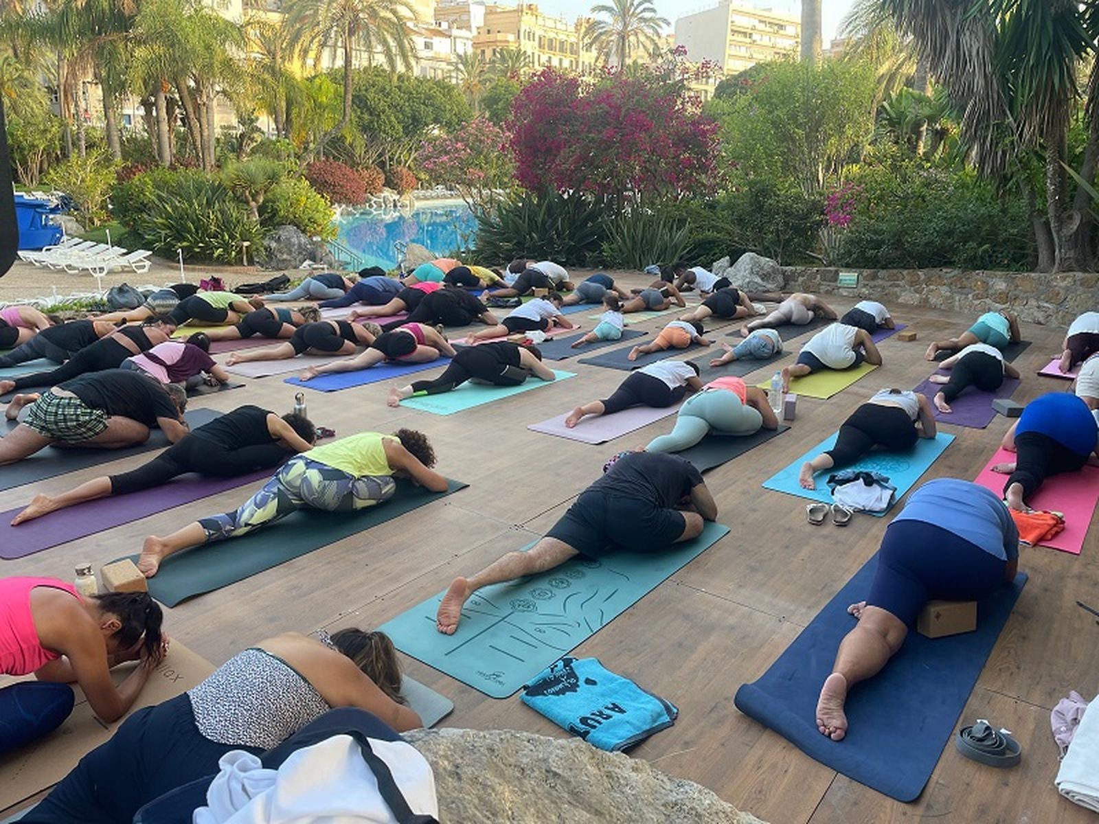 Clase de yoga de Daniel Oliveira. / FOTO REDUAN