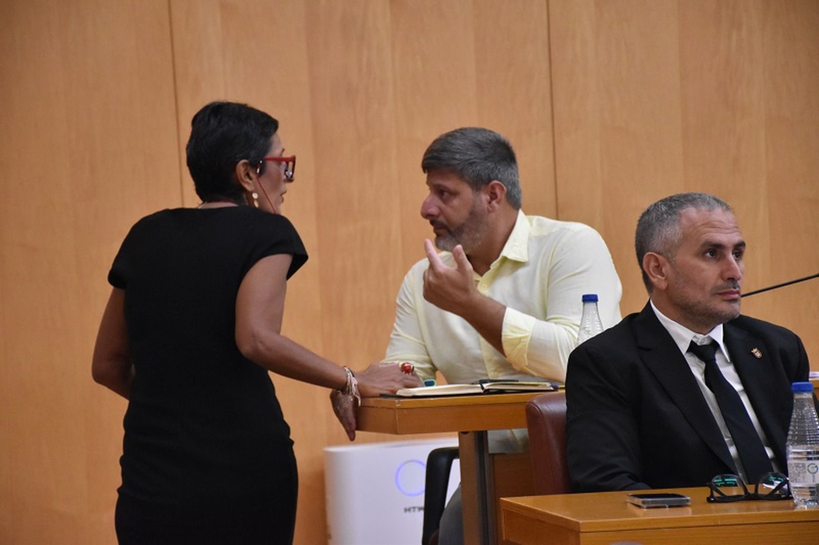 La consejera de Hacienda, Kissy Chandiramani, conversa con el secretario general de Ceuta Ya!, Mohamed Mustafa, durante una sesión plenaria. / FOTO REDUAN