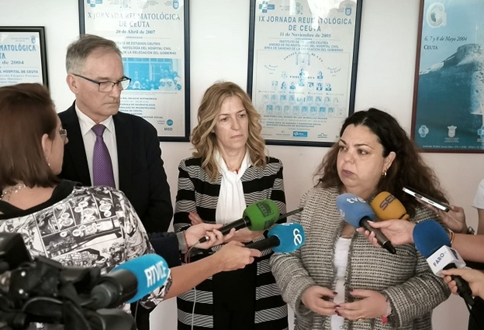 La delegada del Gobierno, Cristina Pérez, junto a la directora general del INGESA, Isabel Muñoz, y el director territorial Jesús Lopera. / FOTO NICOL´S