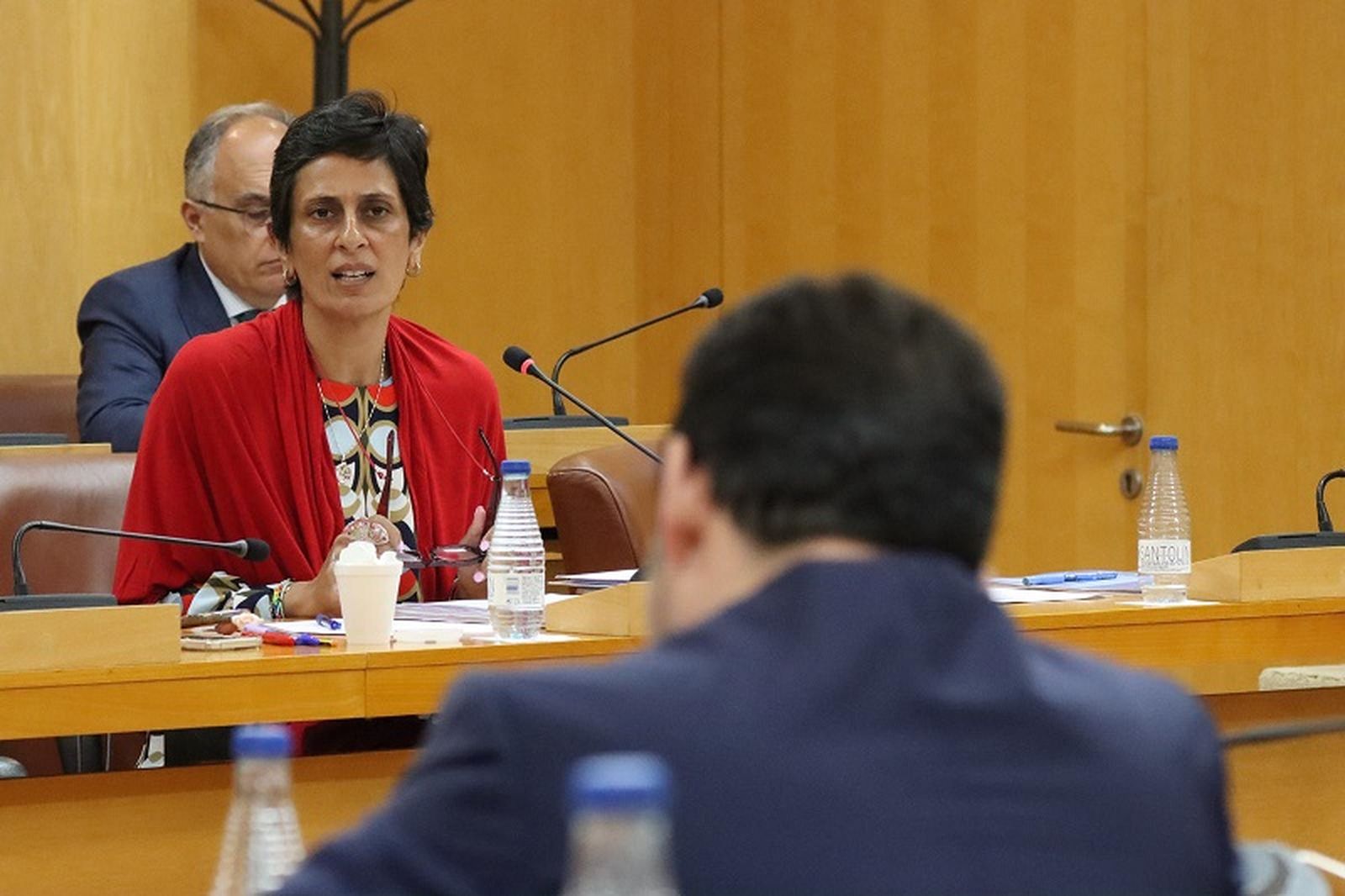 La consejera de HAcienda, Kissy Chandiramani, contestando a Redondo este miércoles. / FOTO REDUAN