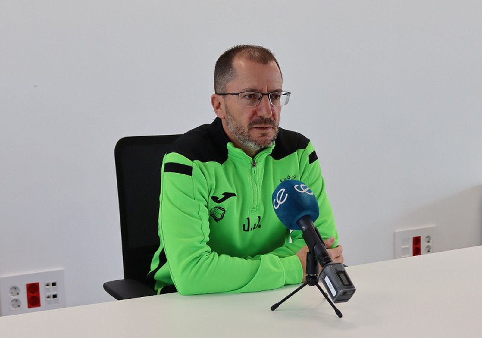 El entrenador sevillano, este domingo en la sala de prensa de la pista de atletismo. / FOTO EL PUEBLO