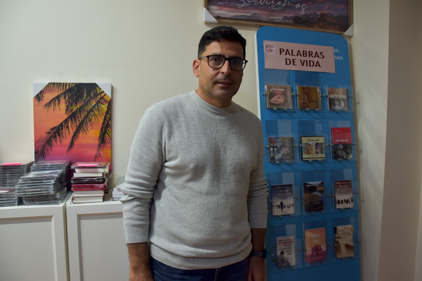 El pastor evangelista posa en la librería 'Palabras de Vida', perteneciente a la comunidad religiosa. / FOTO G.S.