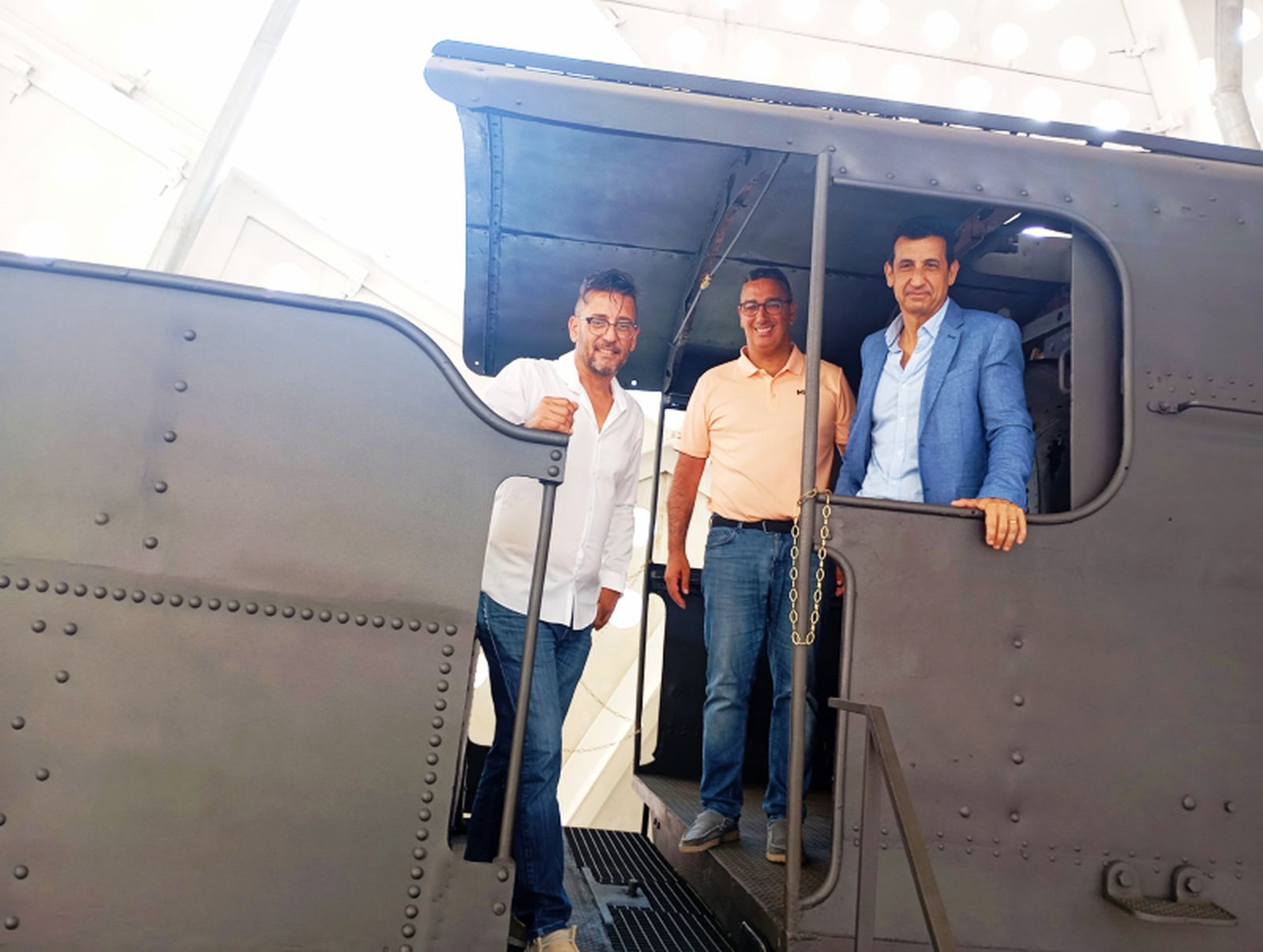 Gabriel Fernández, técnico de Cultura; Fernando Rodríguez, asesor de la Ciudad, y Juan Antonio Hidalgo, director general de Turismo, en la cabeza de locomotora / Coronado