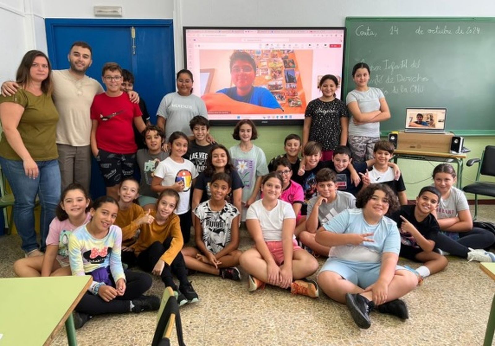 Docentes y alumnos de 5ºD del Ortega y Gasset durante su entrevista a Francisco Vera, activista | FOTO CEDIDA