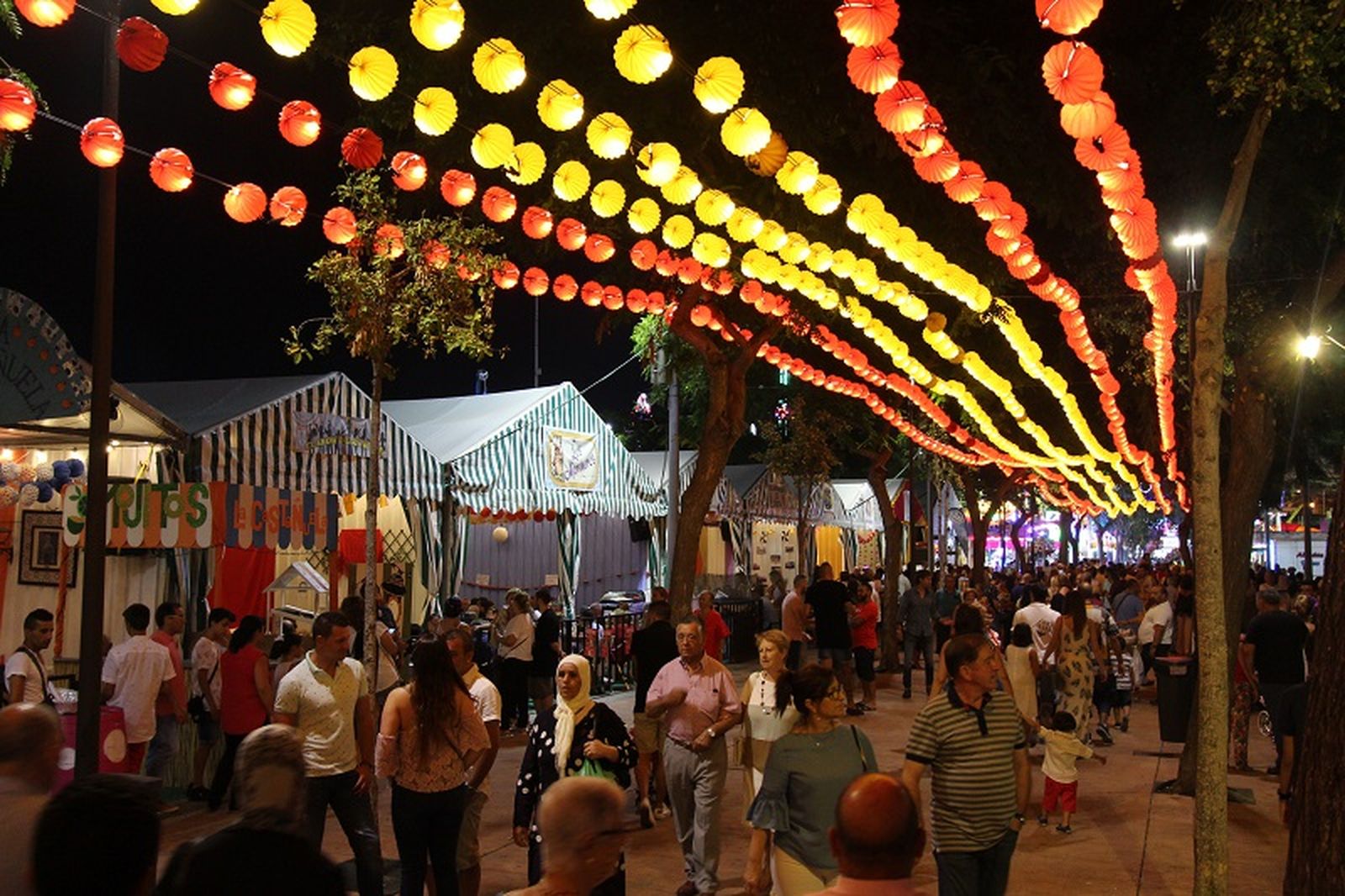 2915_2273_4889_gente-en-la-feria_web