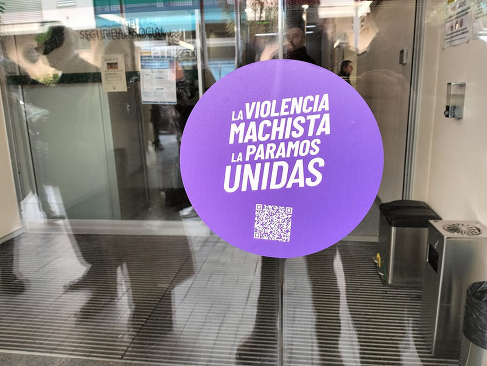 Pegatina identificativa del punto violeta/FOTO EL PUEBLO