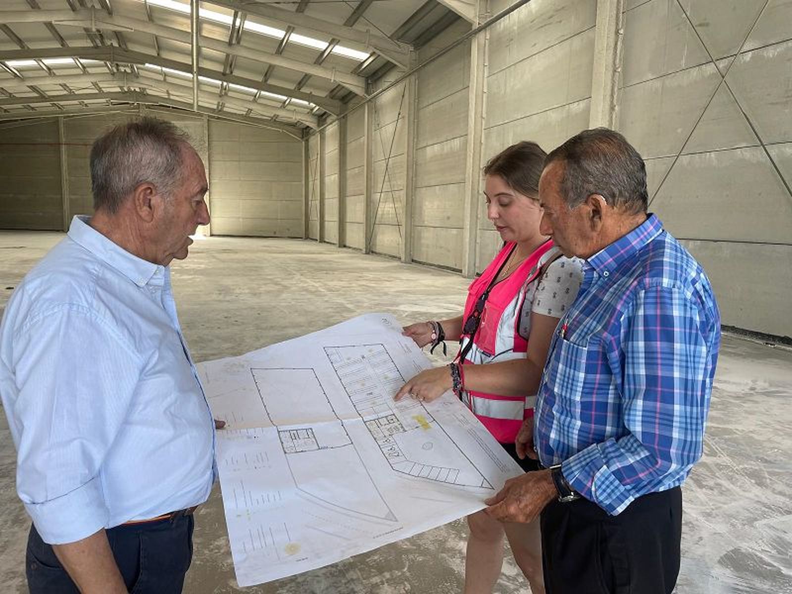 La arquitecta del proyecto, Judith Albiñana, enseñándole el plano al presidente del Banco de Alimentos, Pedro Mariscal./ FOTO REDUAN
