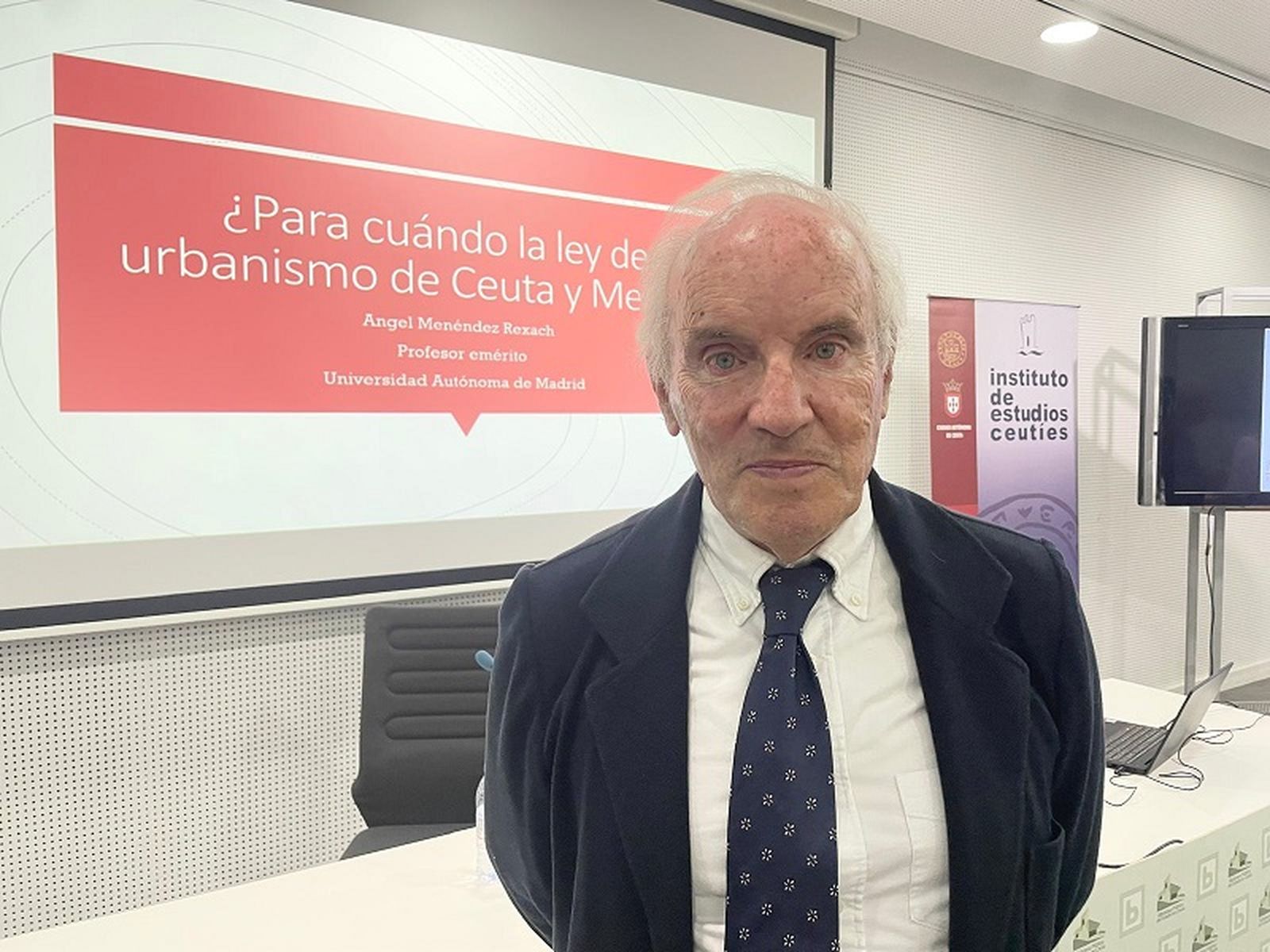 El catedrático Ángel Menéndez Rexach en la Biblioteca Adolfo Suárez antes de iniciar su conferencia. / FOTO REDUAN