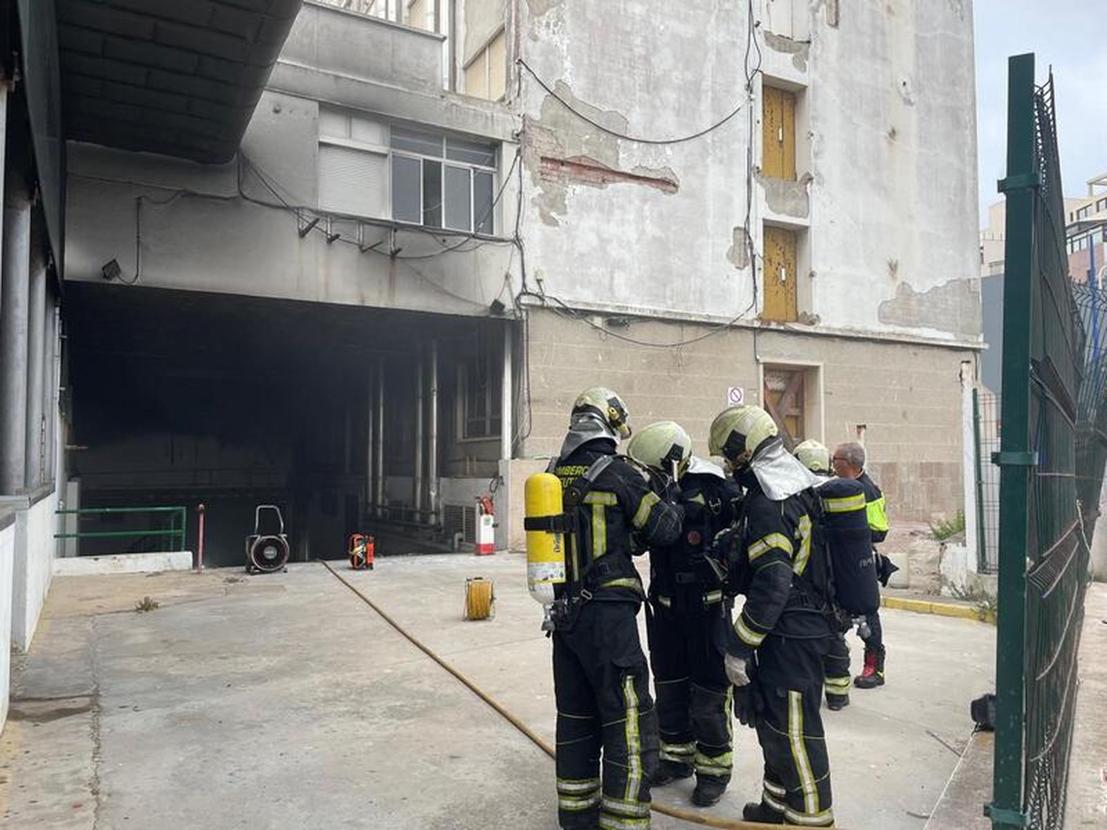 9780_bomberos-ceuta-incendio-cruz-roja-hospital-3