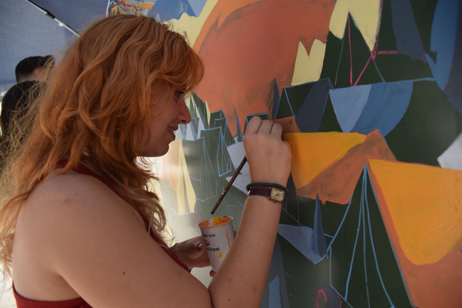 Rocío, alumna de la Escuela de Arte, durante la pintura del mural. / FOTO NICOL´S
