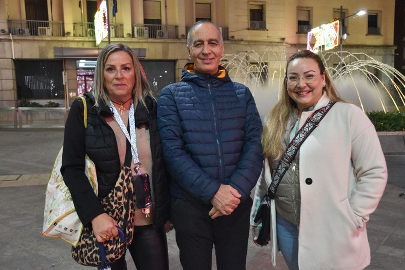 La responsable de Sanidad en Ceuta por UGT, María Luisa Fernández, el senador por el PP y dermatólogo Abdelhakim Abdeselam y la secretaria de UGT, Yolanda Aparicio, hoy durante la concentración. / FOTO G.S.
