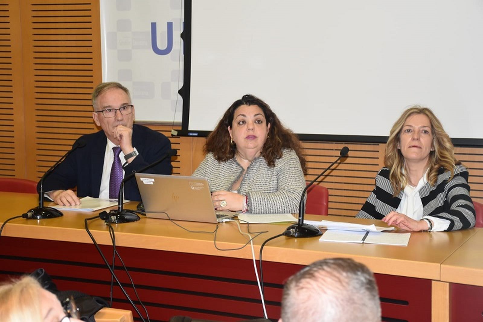 El director territorial del INGESA en Ceuta, Jesús Lopera, la delegada, Cristina Pérez, y la directora general del INGESA, Isabel Muñoz, este miércoles en el 15 aniversario del HUCE. / FOTO NICOL´S