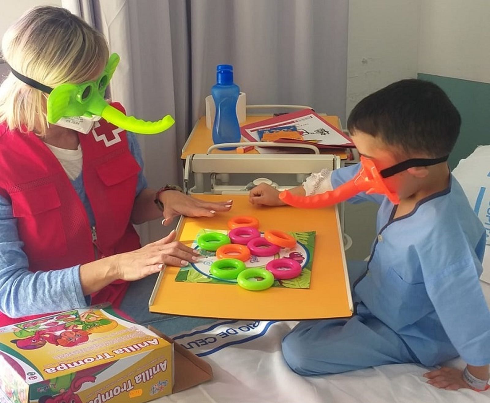 El poyo y la atención ofrecida por Cruz Roja facilita los largos periodos de hospitalización que enfrentan algunos niños. / FOTO CEDIDA