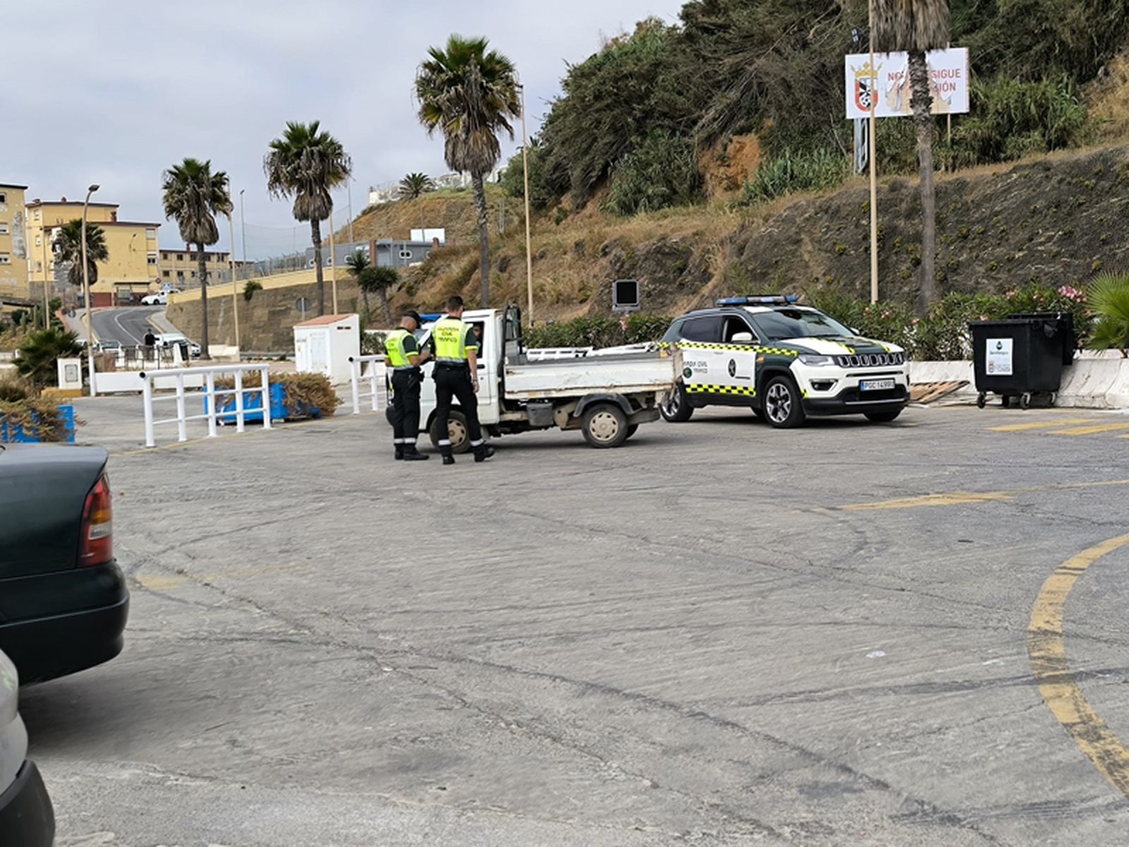 La Guardia Civil identificando a un conductor. / FOTO NICOL'S