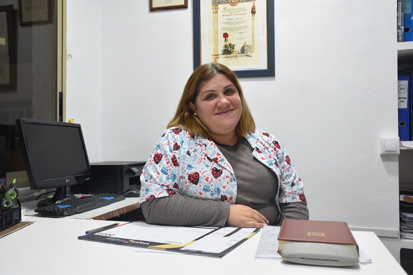 La presidenta de ADEN, Ana Isabel García, posa en su despacho. / FOTO G.S.