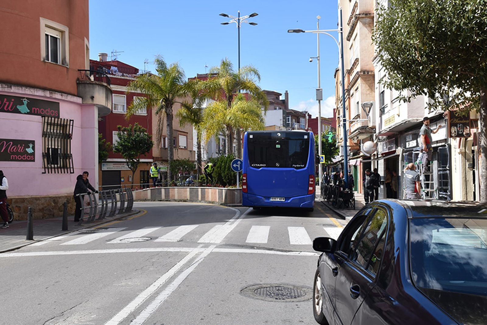 Un autobús del servicio público de transportes accede a la barriada/FOTO NICOL'S
