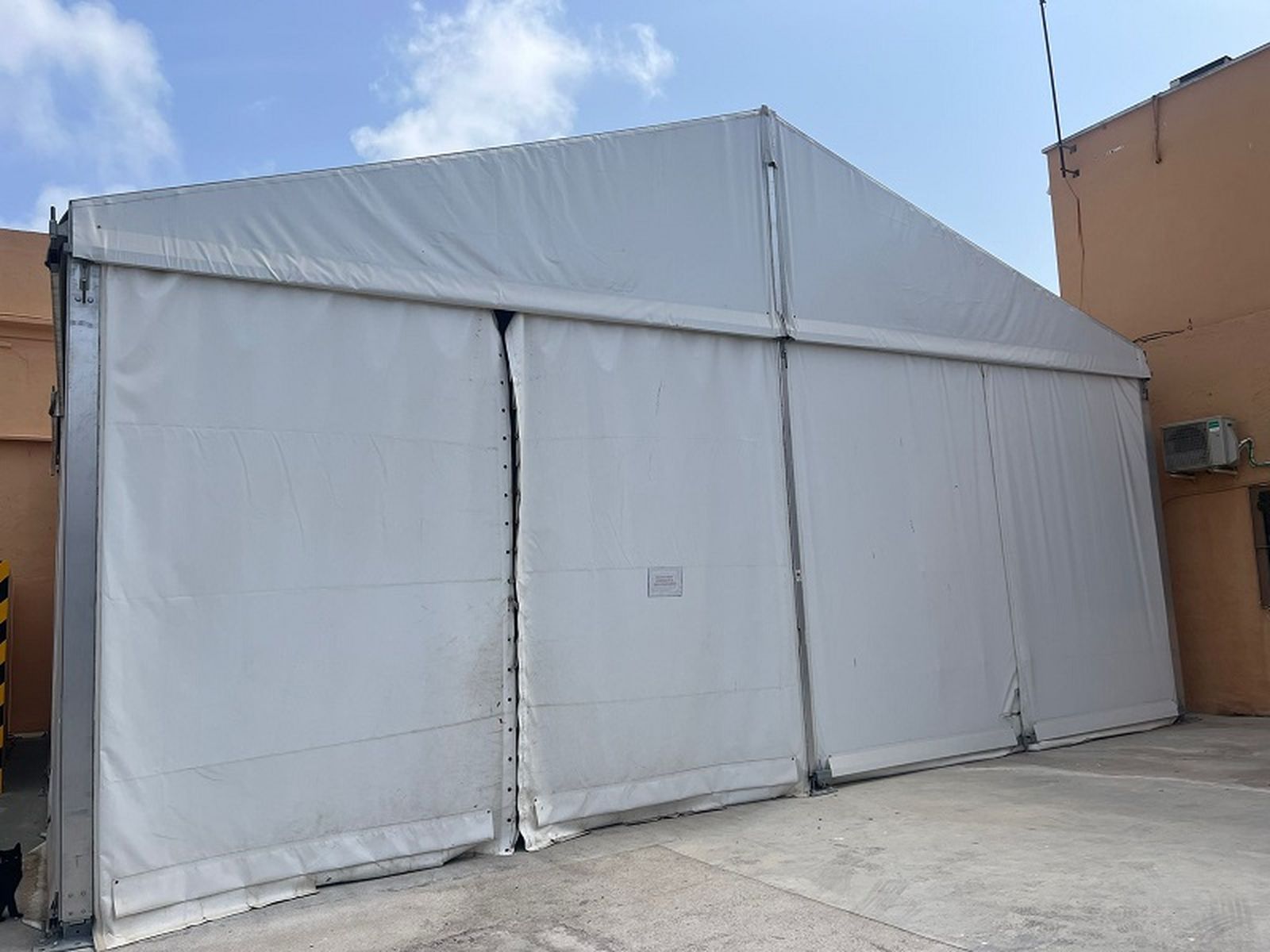 Carpa donde se almacena la madera. / FOTO C.L.