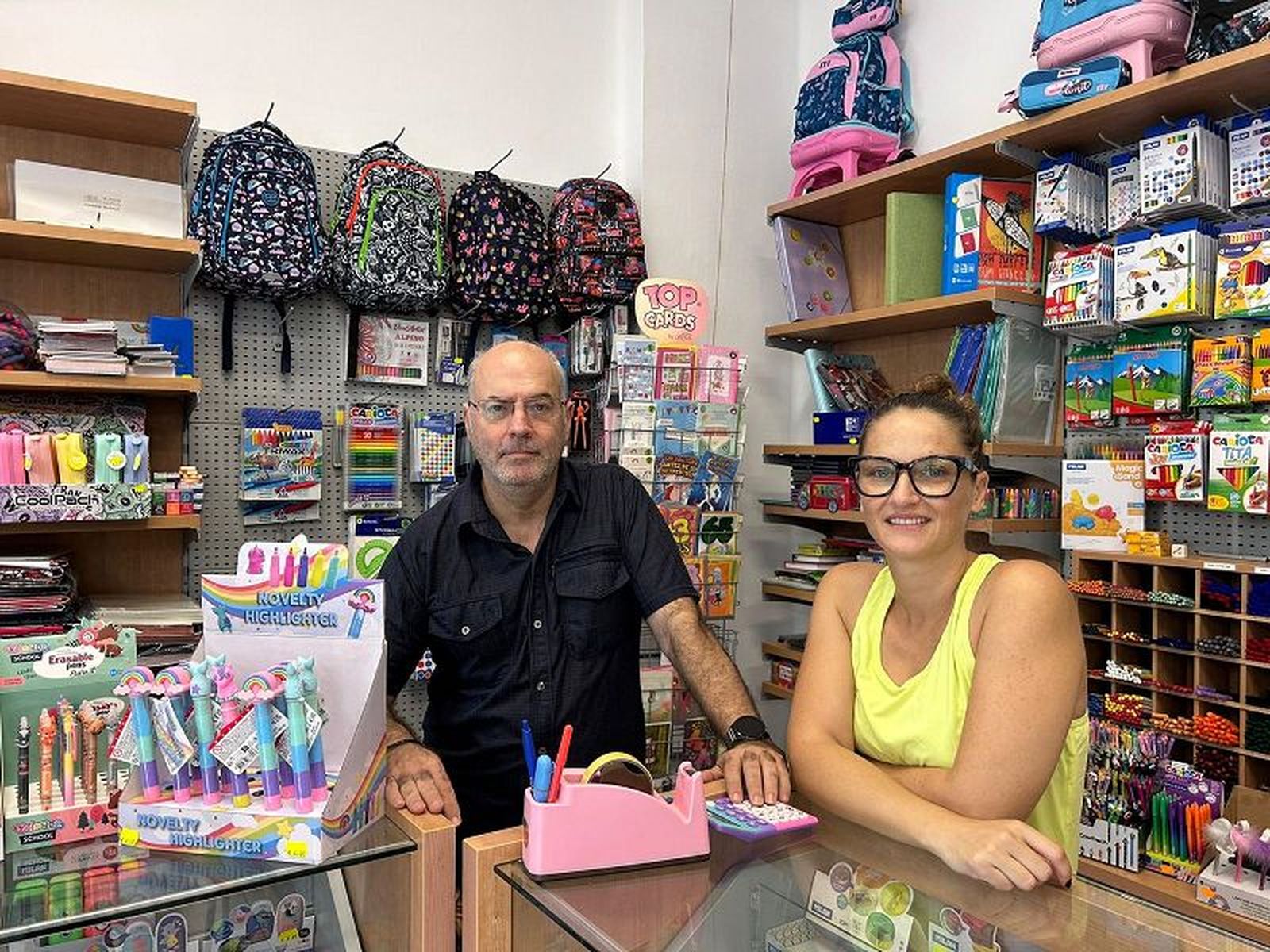 Juan María Seglar (izquierda), empleado que lleva más de 44 años en el negiocio junto a la propietaria, Alba Fernández. / FOTO E.A.Z.