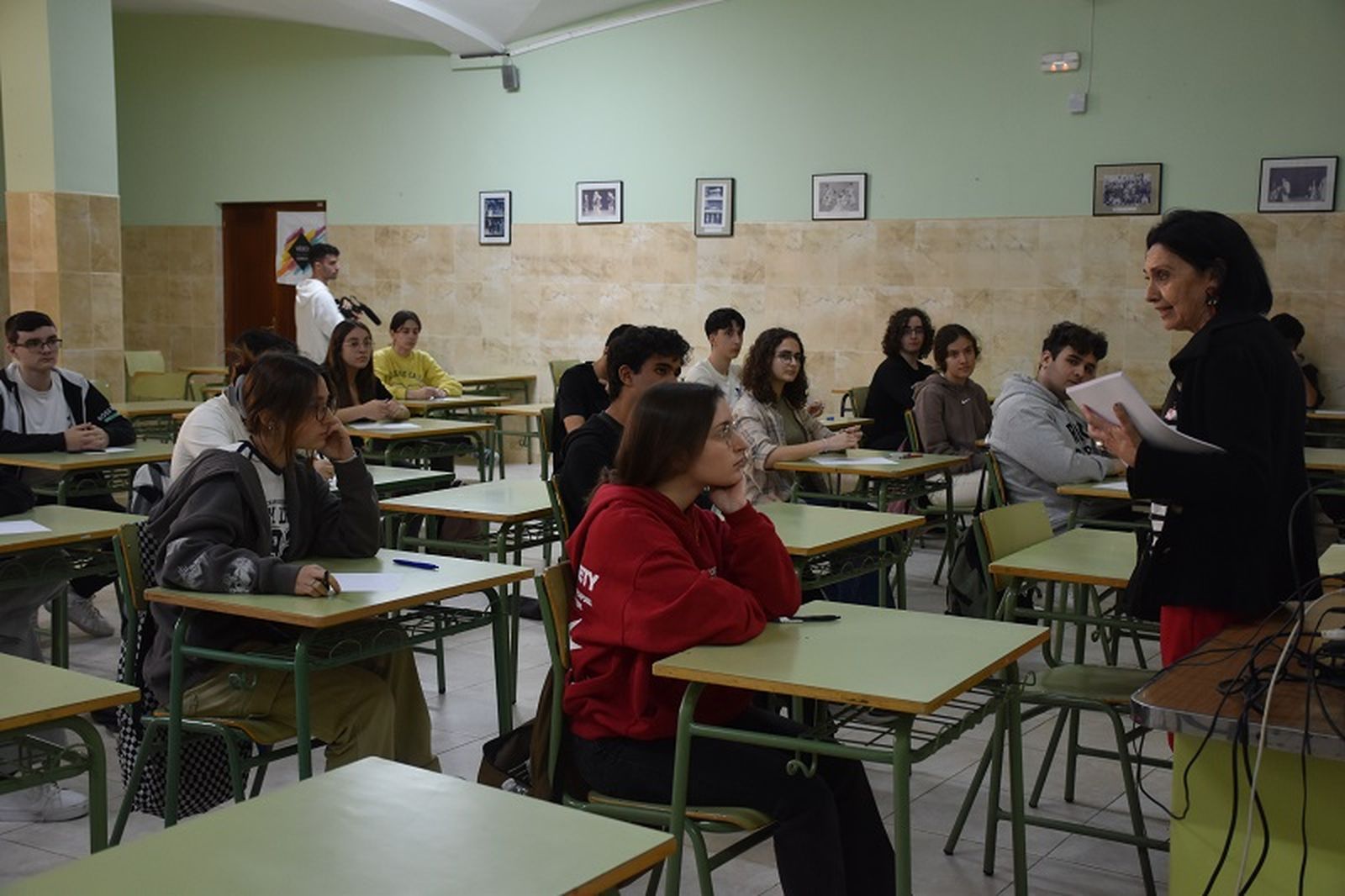 La profesora María Jesús Fuentes durante la celebración de la prueba de 'En pocas palabras'. / FOTO G.S.