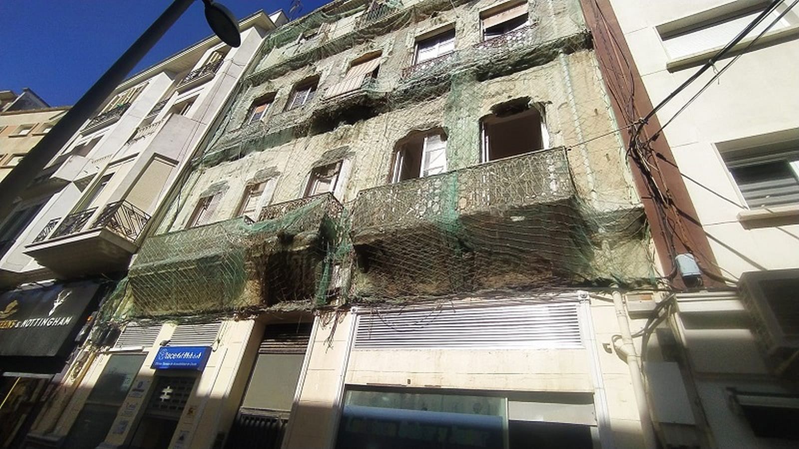 Edificio en calle González de la Vega./ FOTO E.P.