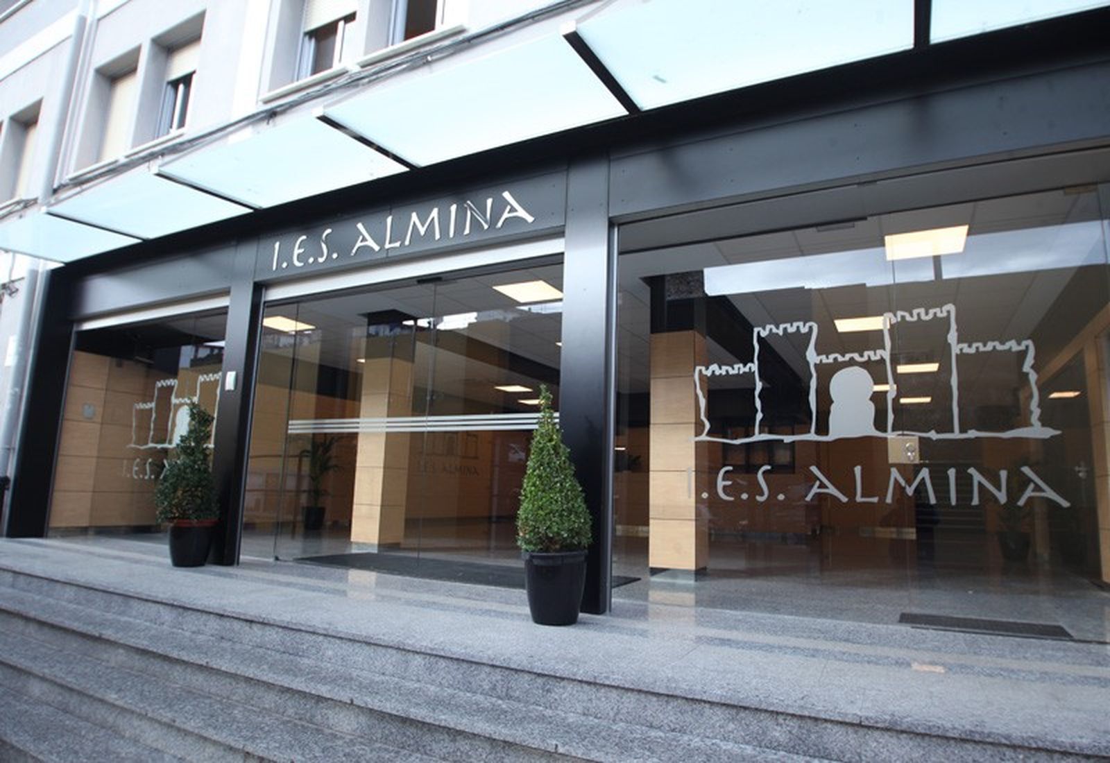 Fachada del IES ALMINA / Archivo