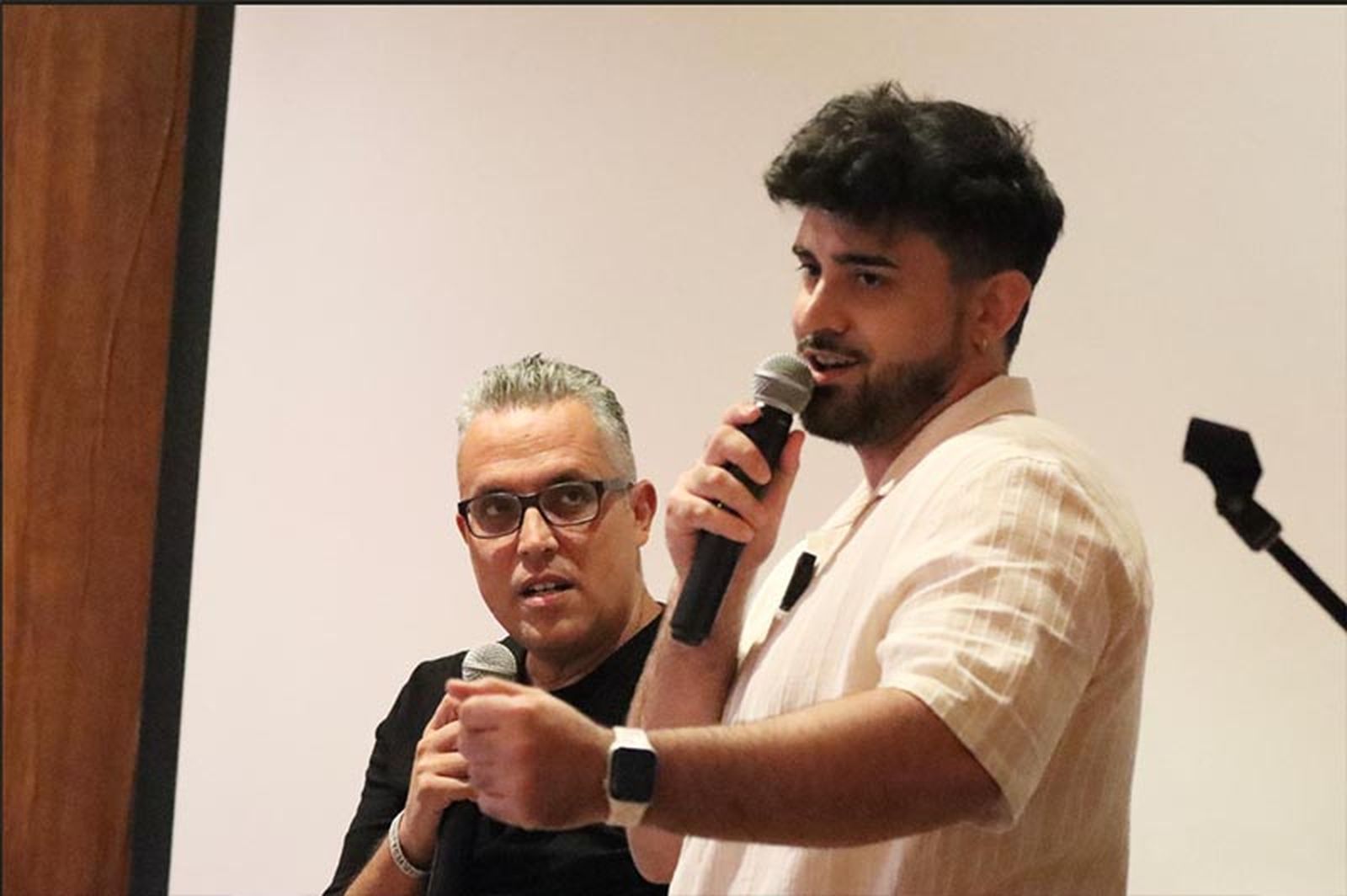 Polifacético (derecha), acompañado de Carlos Pariente en el escenario/FOTO REDUAN