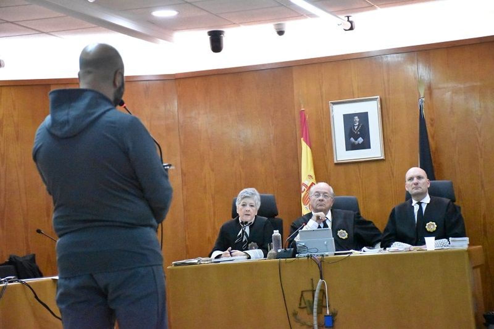 Y.A.L. frente al tribunal. / FOTO NICOL’S