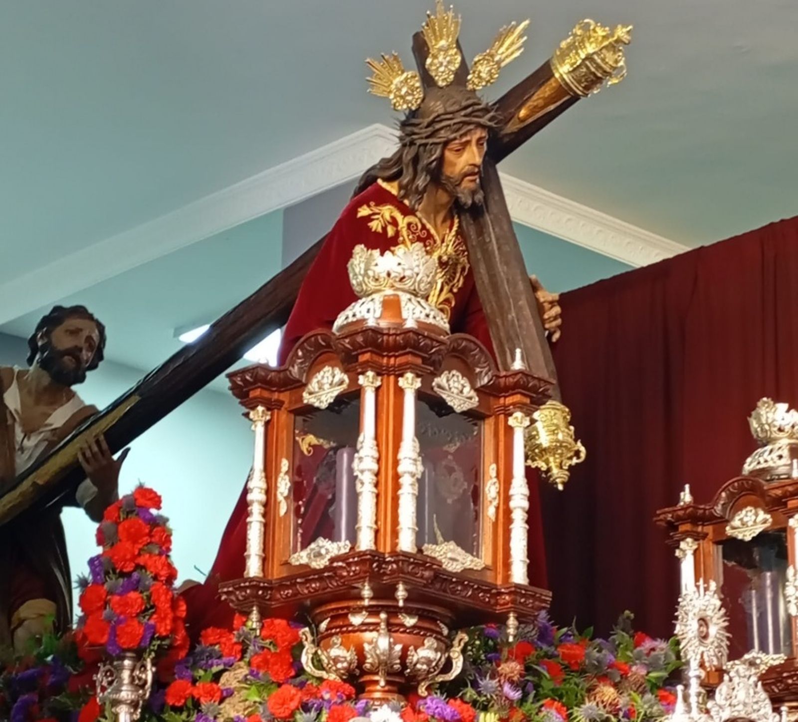 El paso de Jesús Caído, que procesionó  en la tarde del Miércoles Santo, con la figura de Simón de Cirene ayudando a cargar la cruz