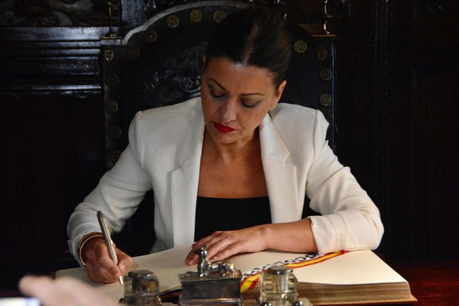 Rego firmando en el Libro de Honor./ FOTO REDUAN