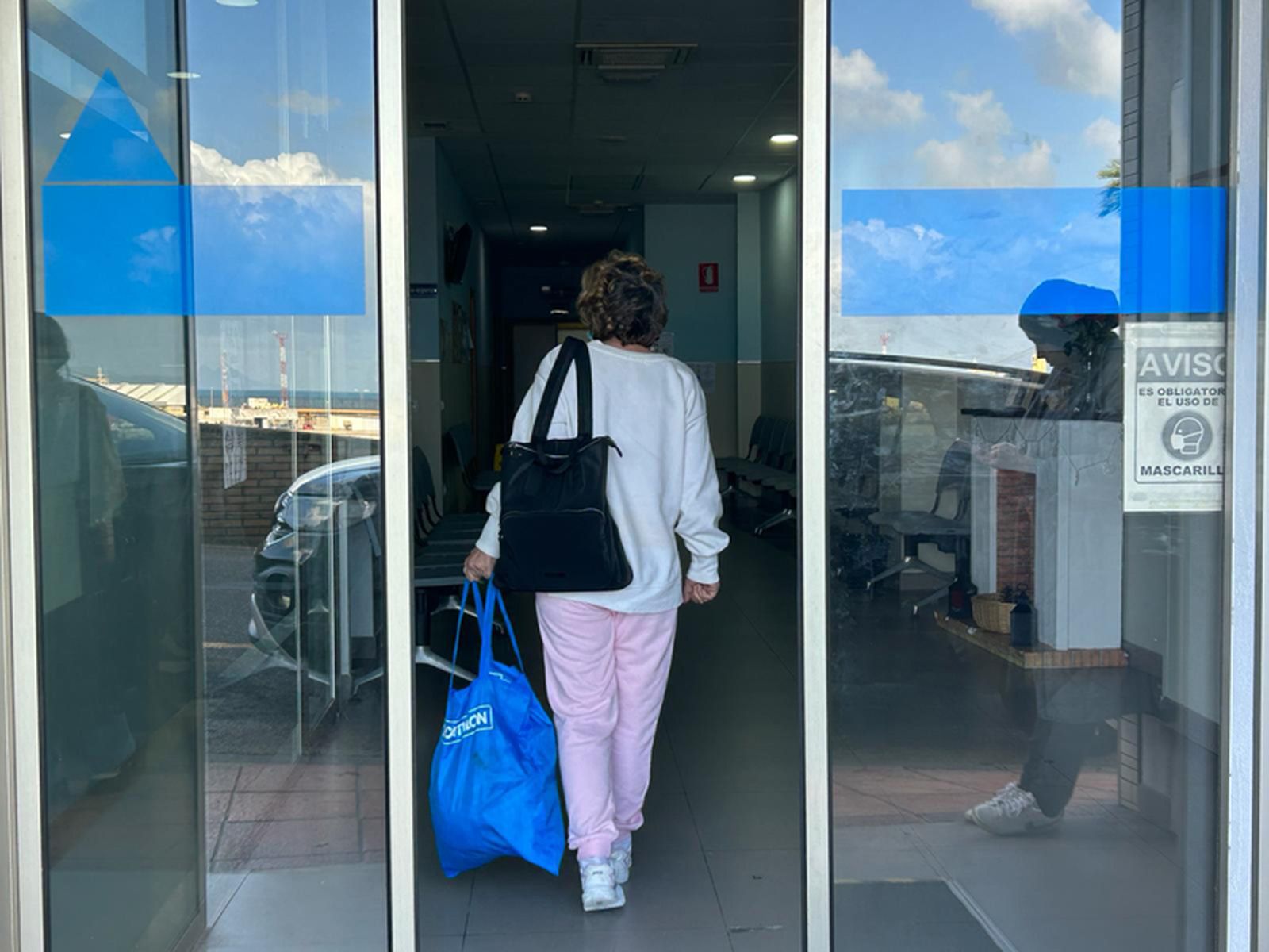 Una de las pacientes del centro de diálisis 'RTS-Ceuta' entrando en la clínica. / FOTO G.S.