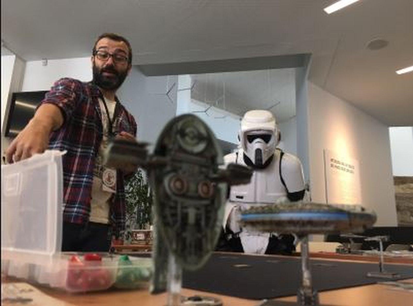 Un miembro de la entidad, con motivos de  Star Wars / Cedida