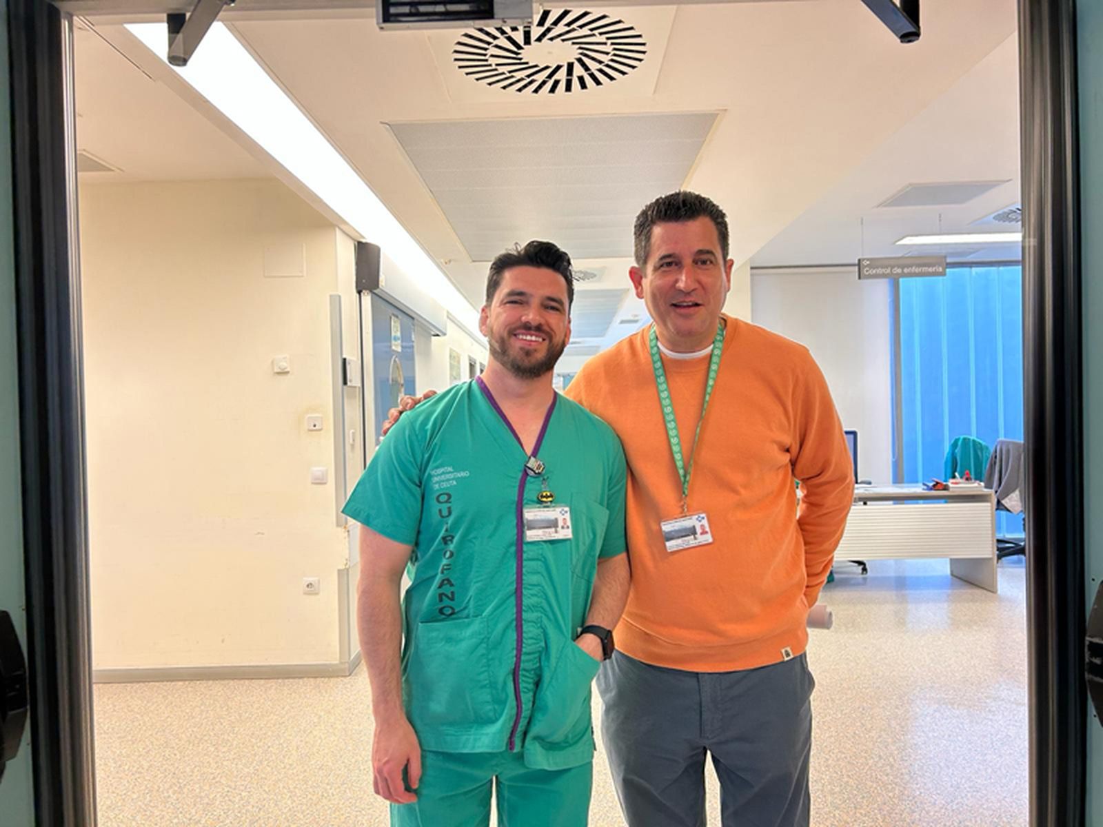 Vicente Diéguez (a la derecha), responsable de la unidad de Urología del HUCE, posa junto a Andrés, residente de segundo año. / FOTO G.S.