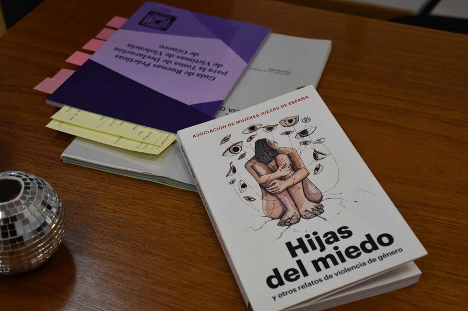 Libros sobre el escritorio de Sara López. / FOTO G.S.