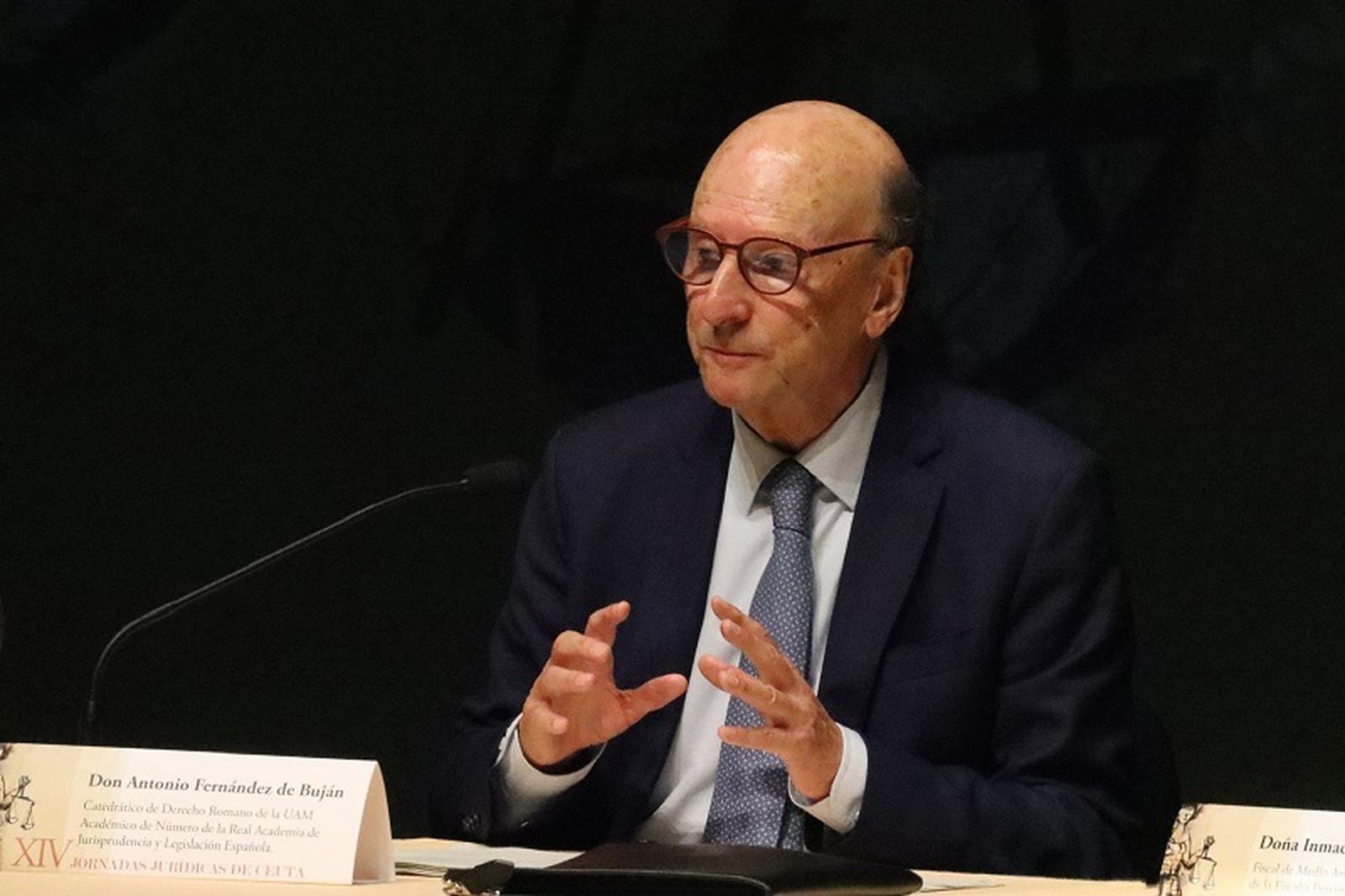 El catedrático de Derecho Romano de la Universidad Autónoma de Madrid, Antonio Fernández de Buján, durante las Jornadas Jurídicas de Ceuta. / FOTO REDUAN